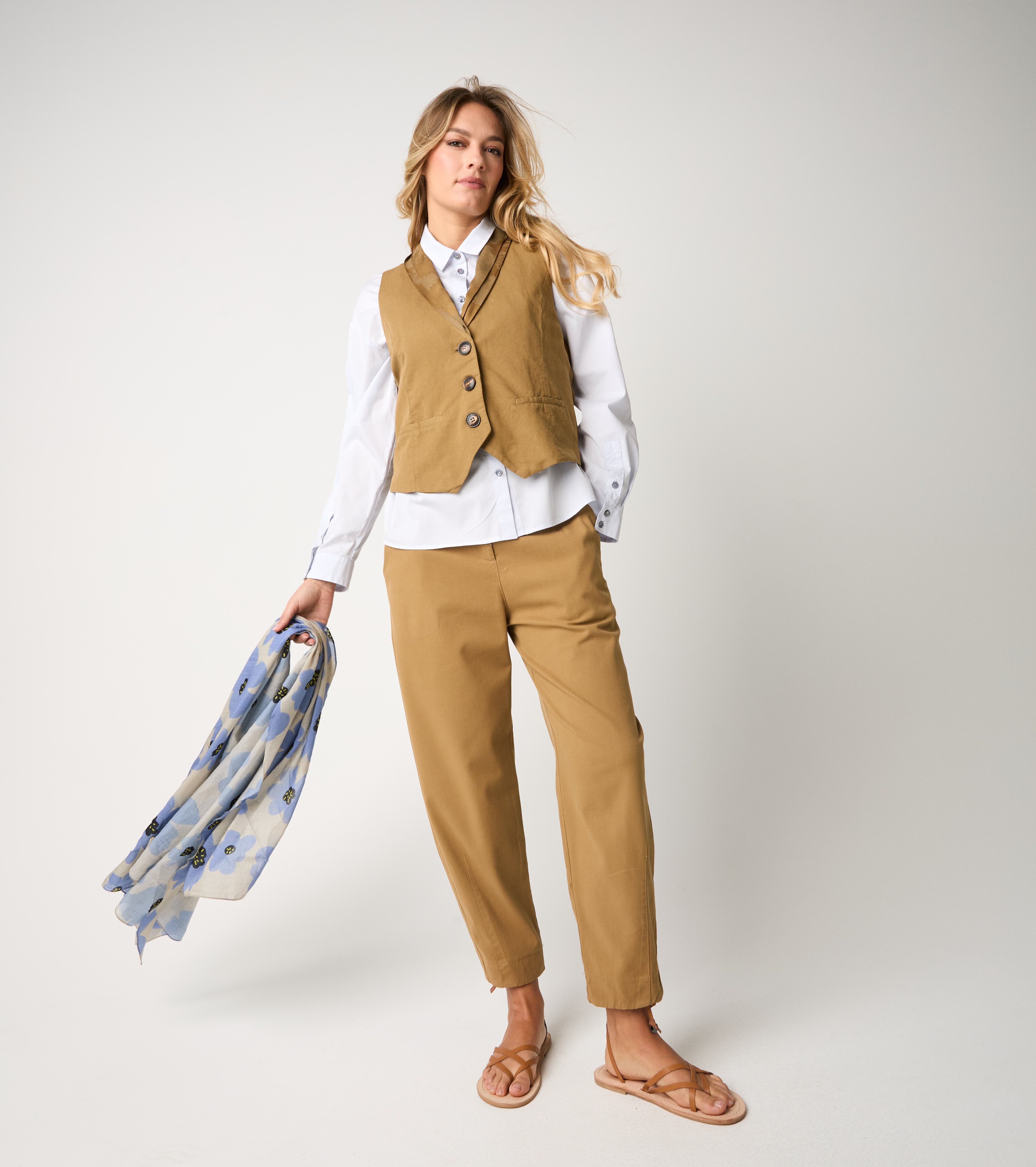 Gilet con scollo a V e bottoni gold