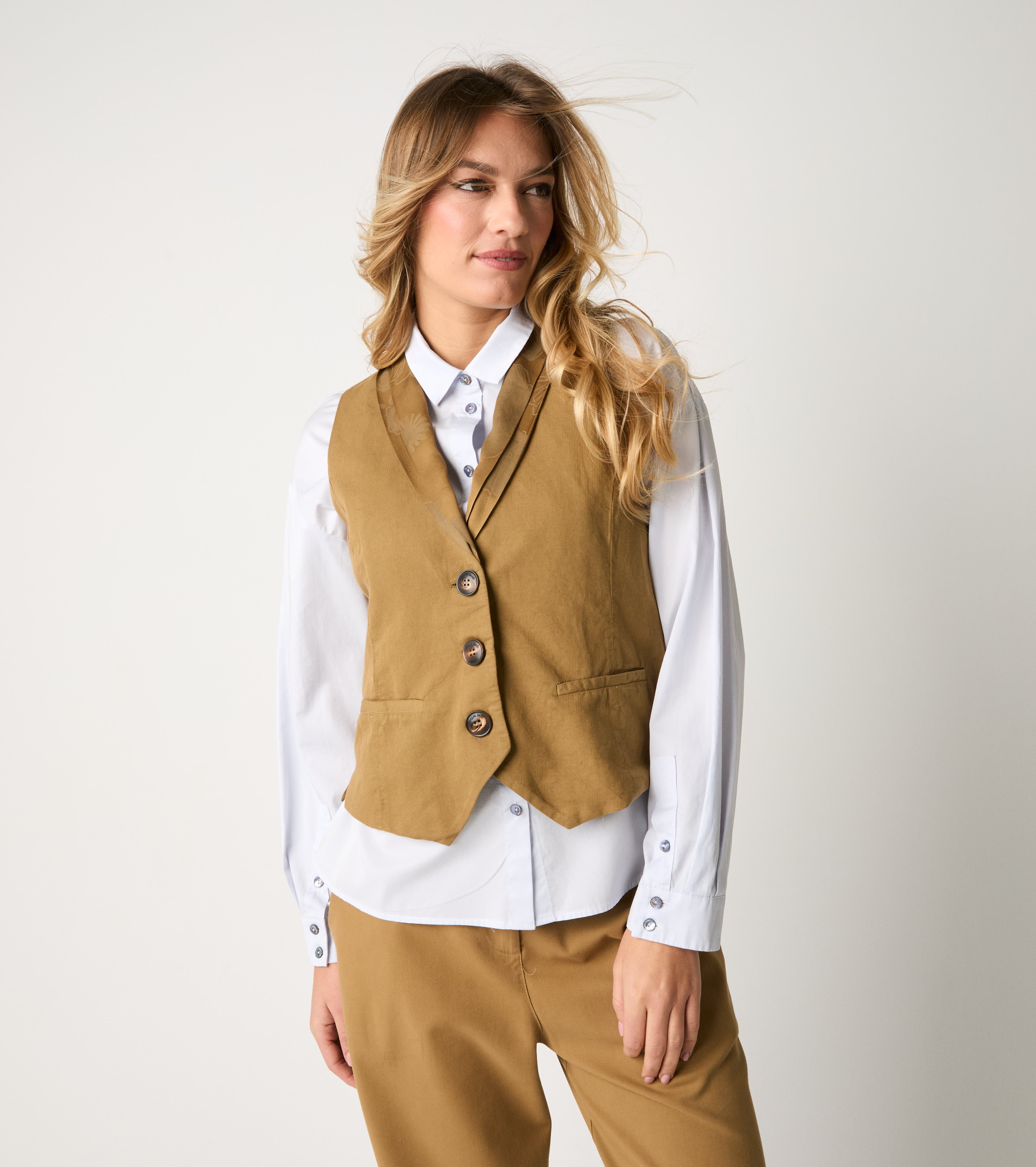 Gilet con scollo a V e bottoni gold