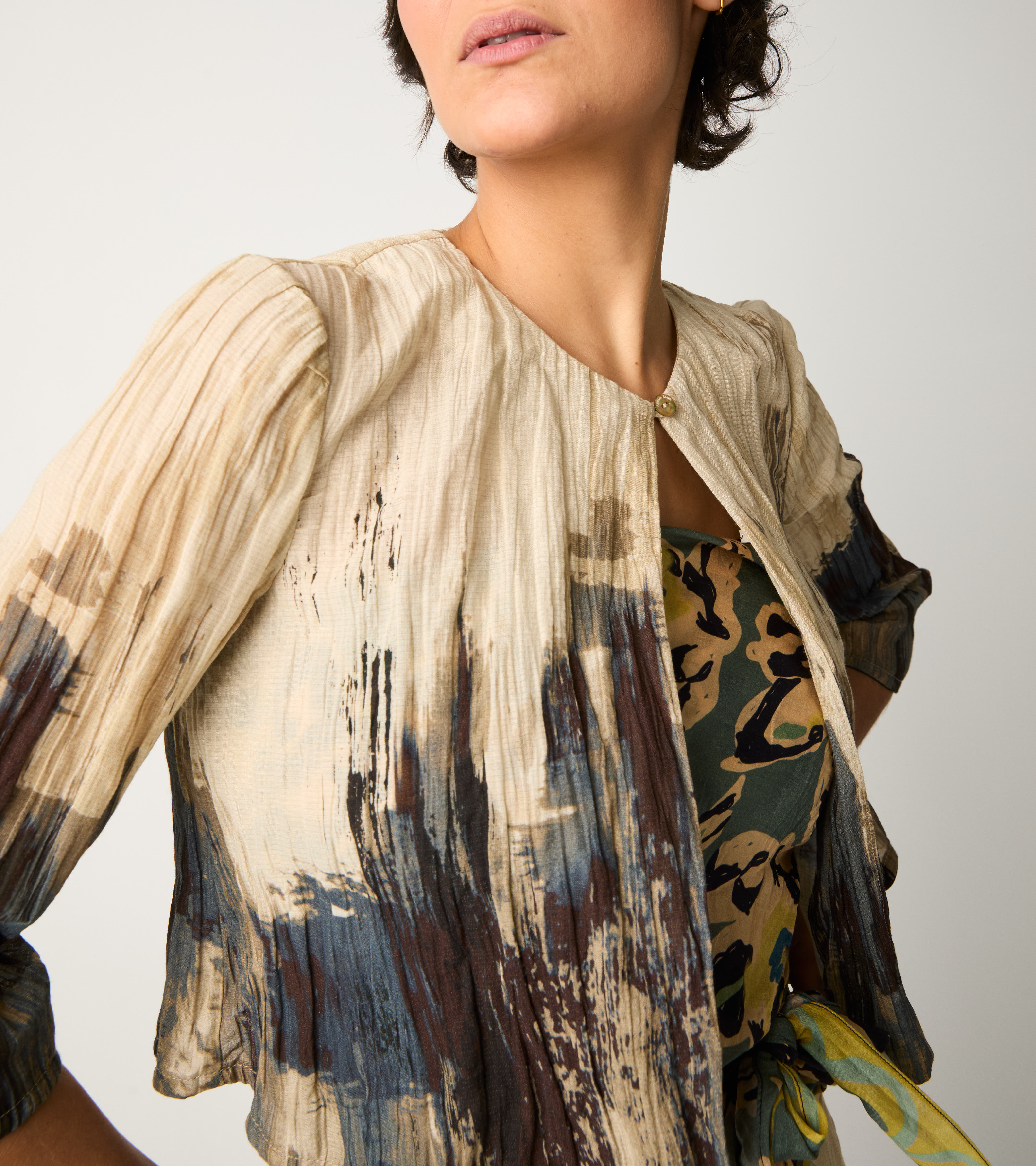 Giacca cropped con stampa spennellate