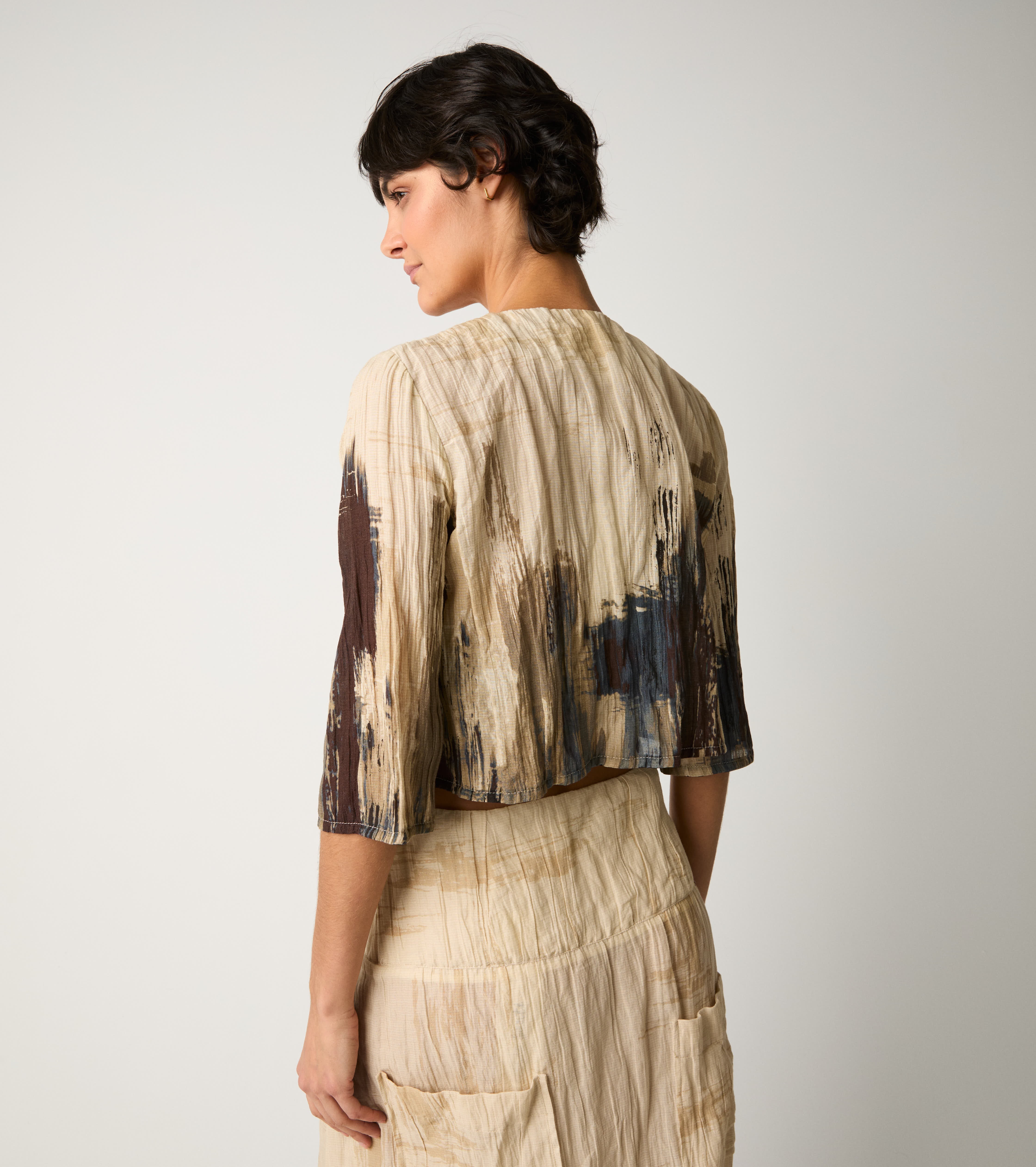 Giacca cropped con stampa spennellate