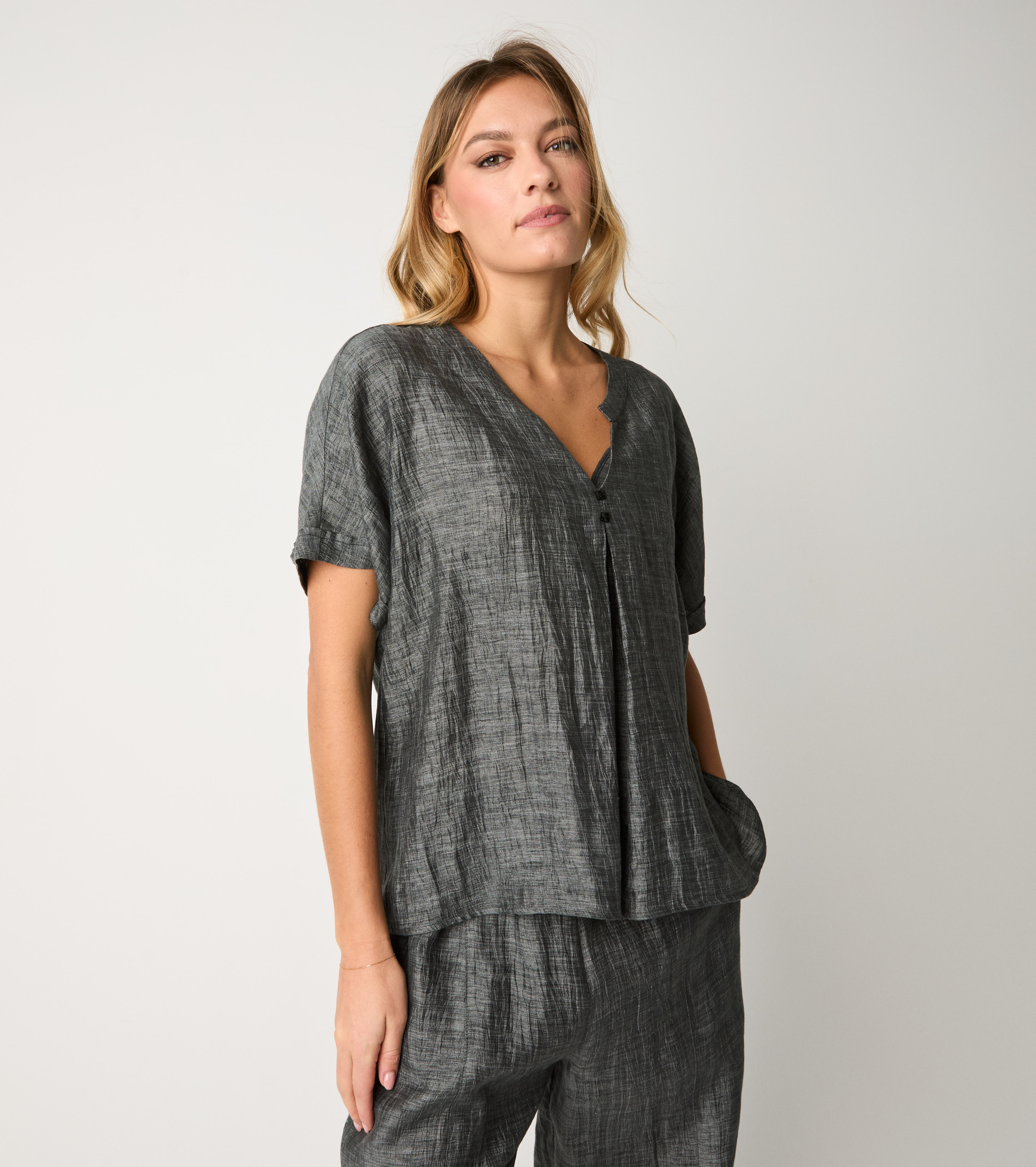 Blouse with short sleeves and asphalt buttons