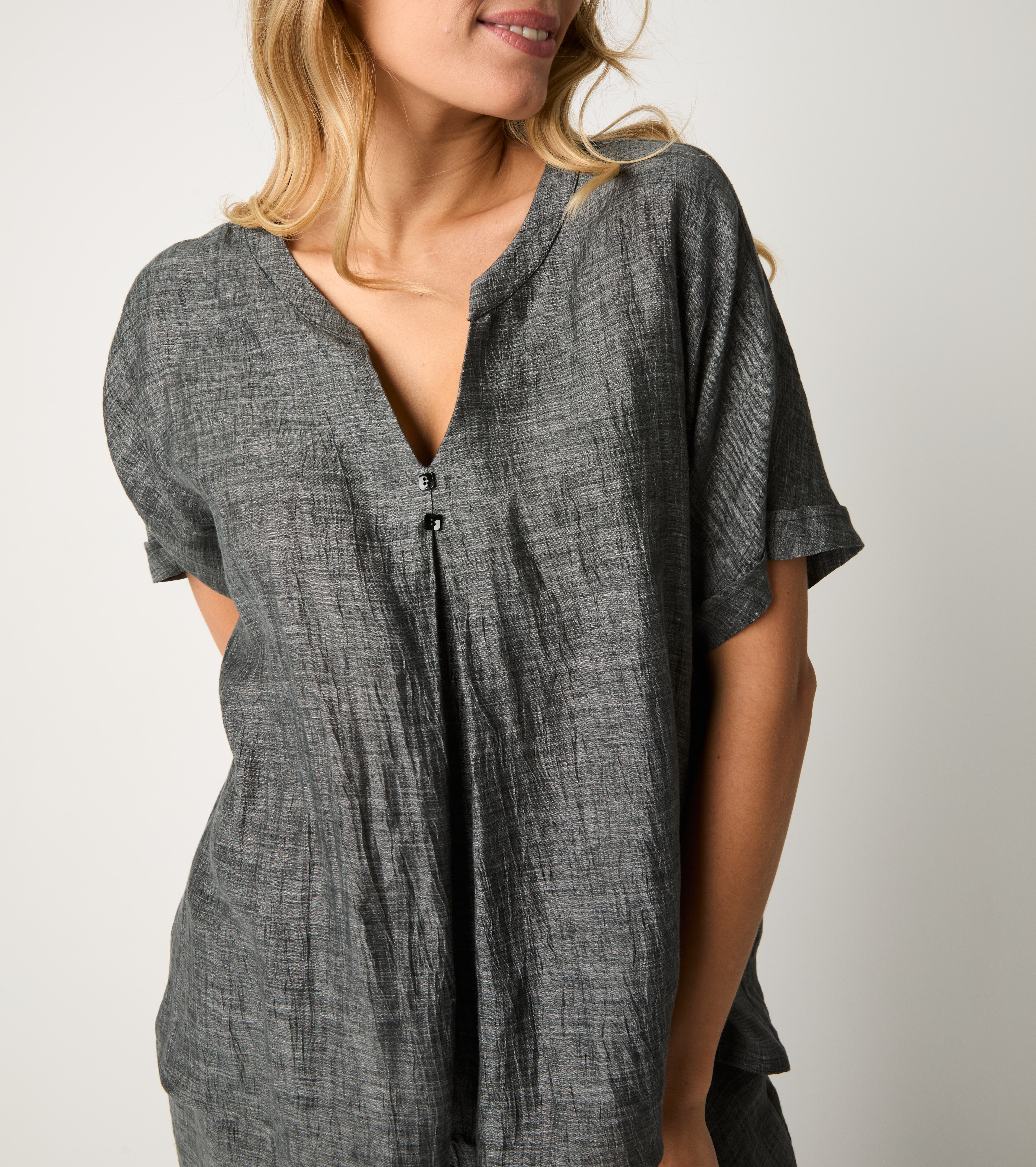 Blouse with short sleeves and asphalt buttons