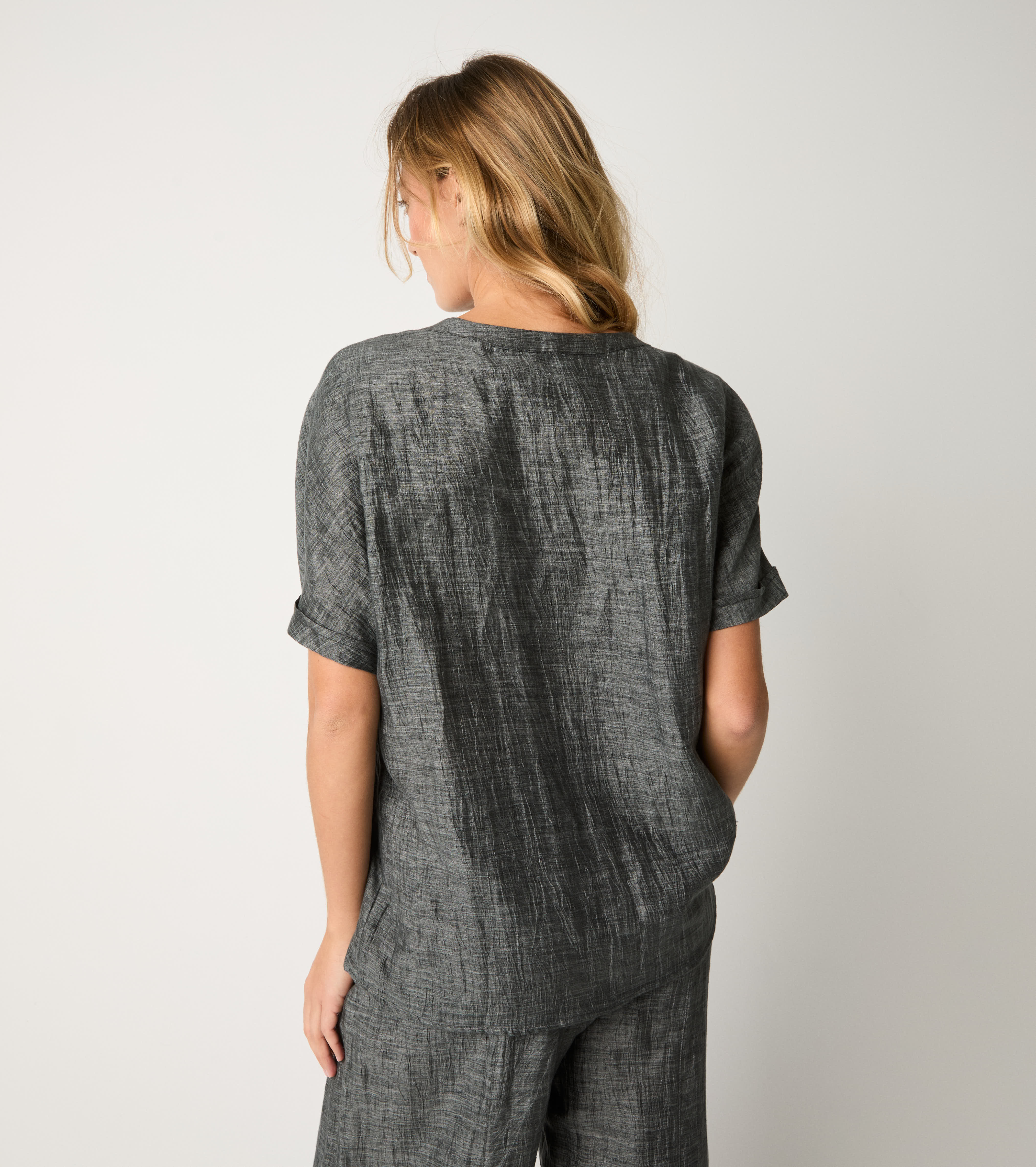 Blouse with short sleeves and asphalt buttons