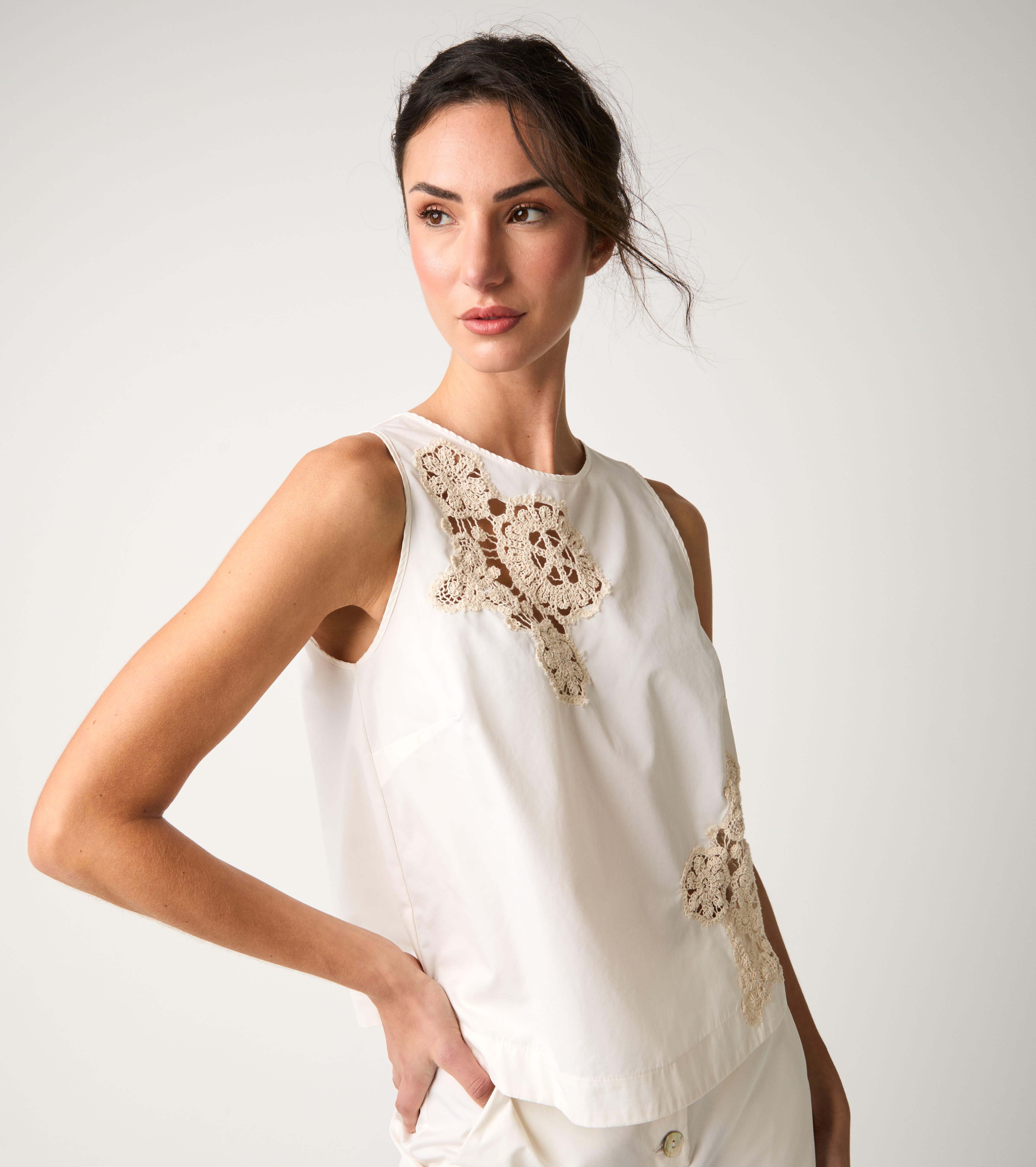 Crew-neck top with saline embroidery