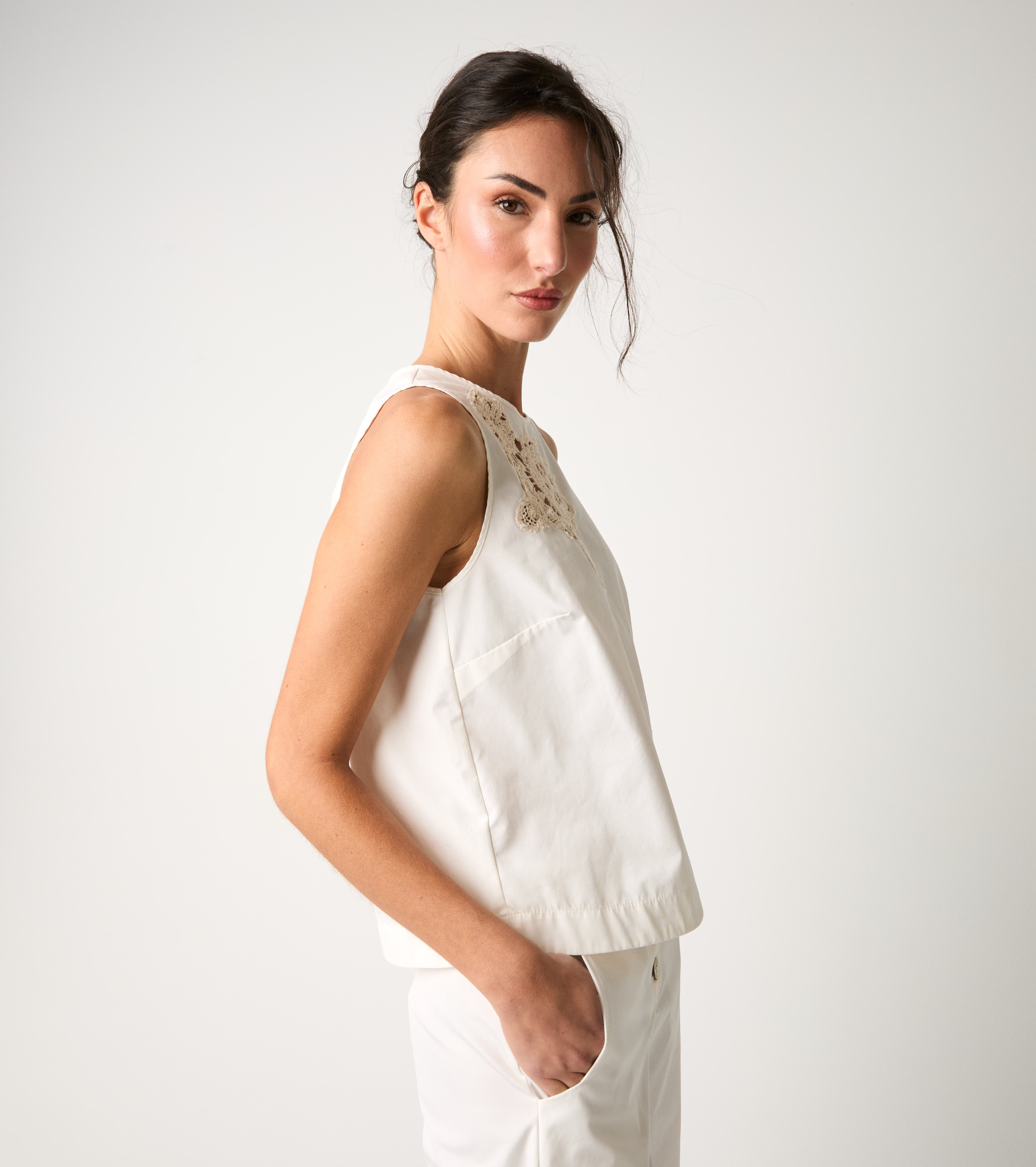 Crew-neck top with saline embroidery