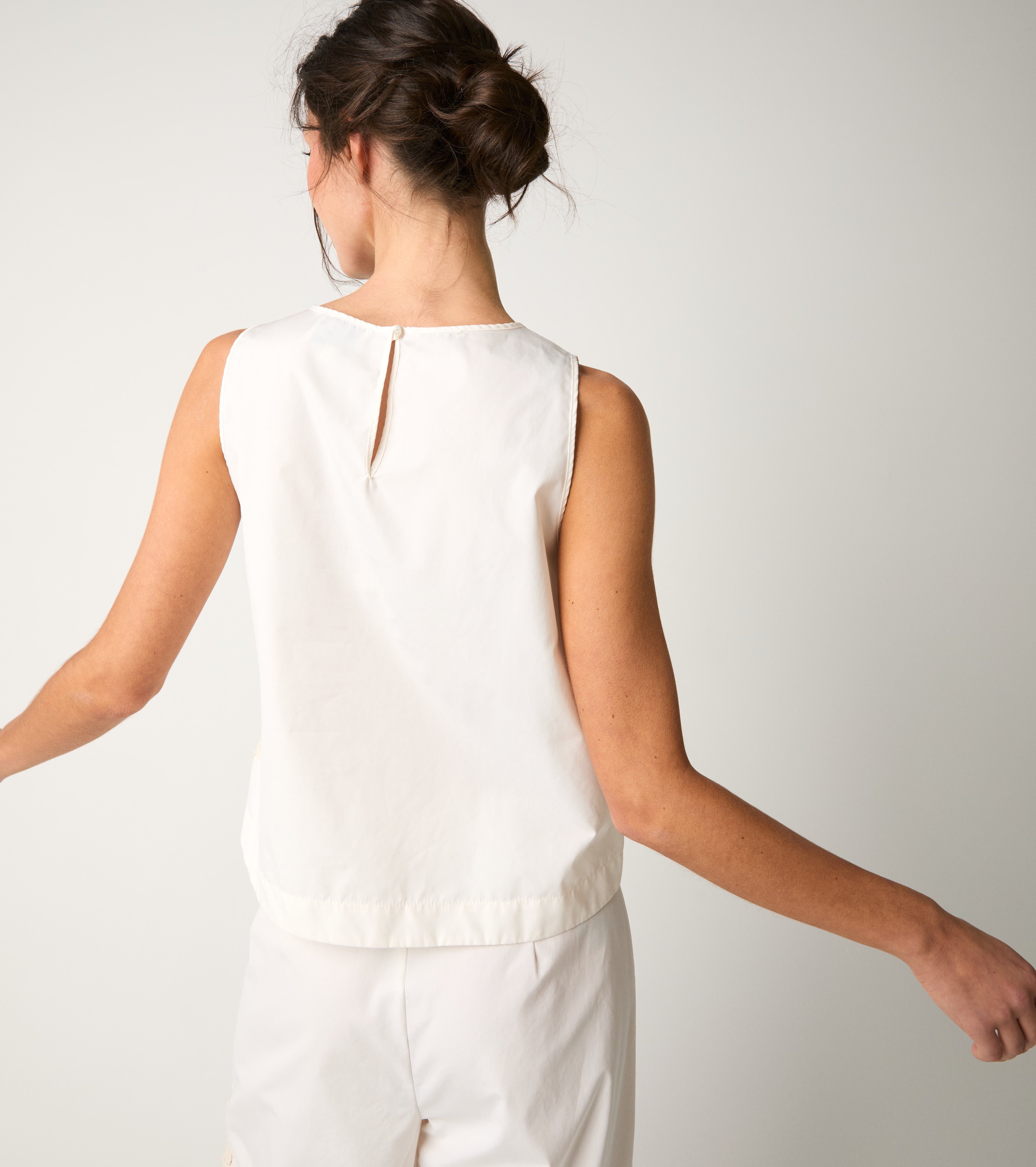 Crew-neck top with saline embroidery