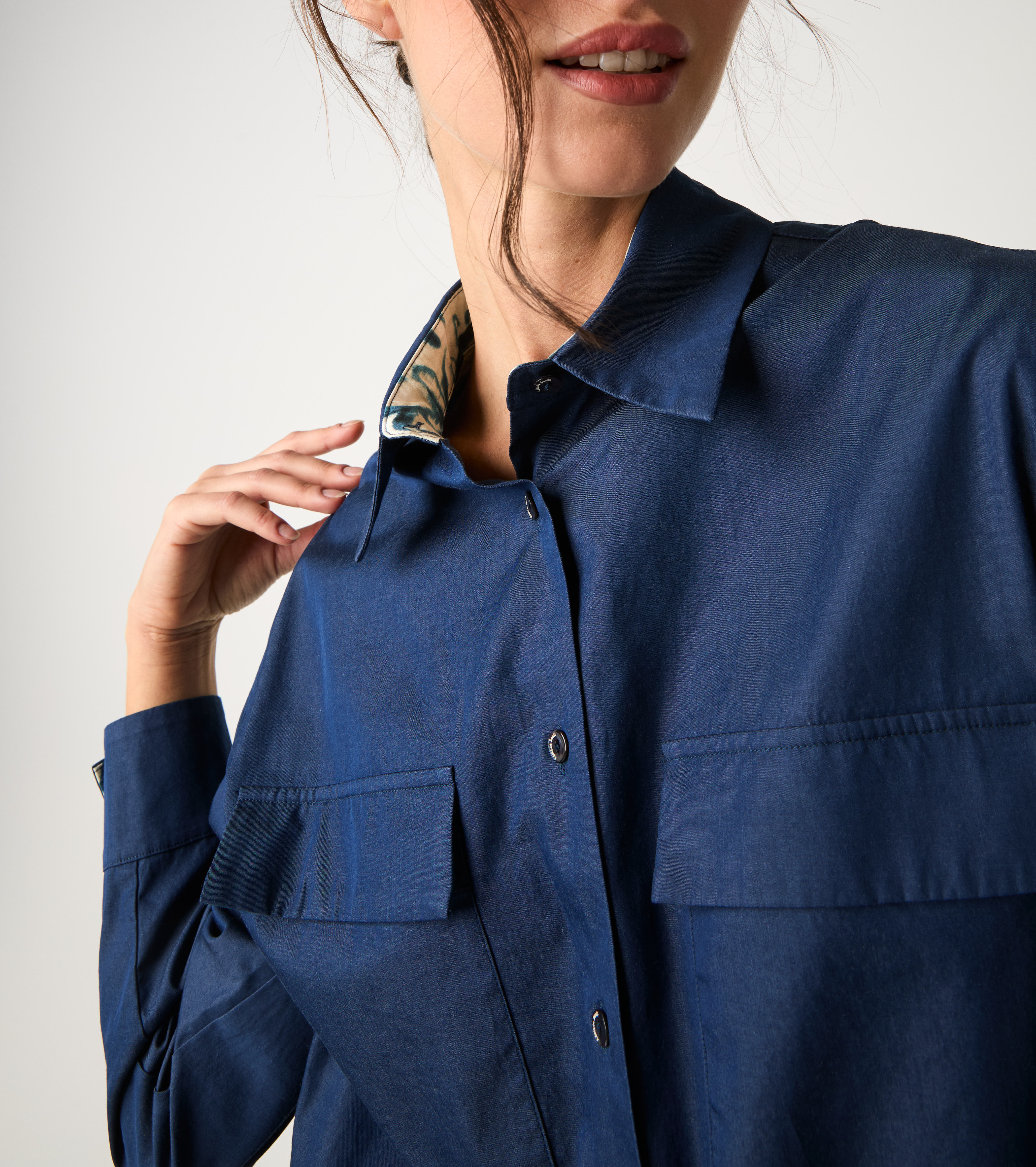 Camicia con taschini e maniche lunghe mezzanotte