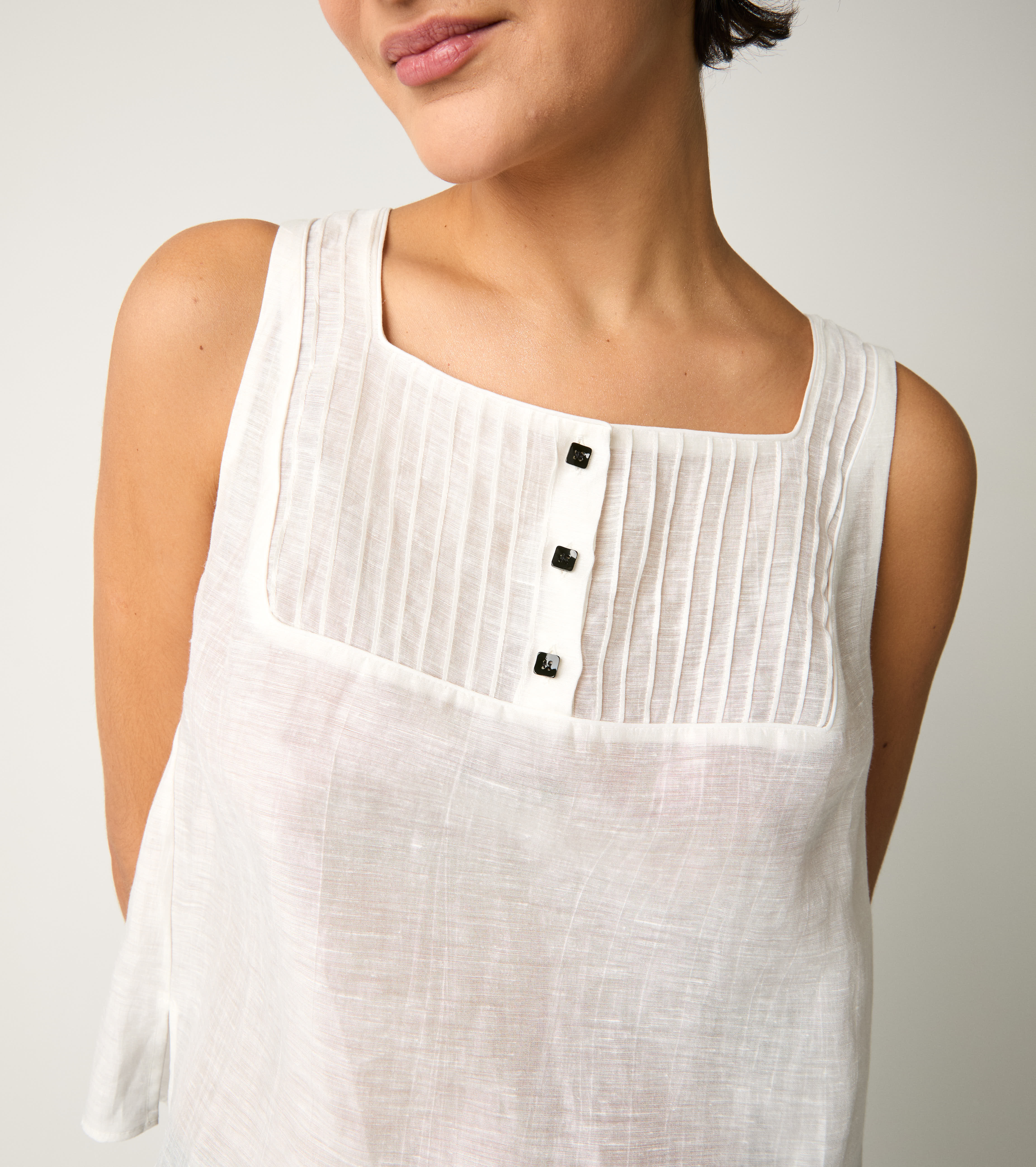 Top con bottoni gioiello naturale