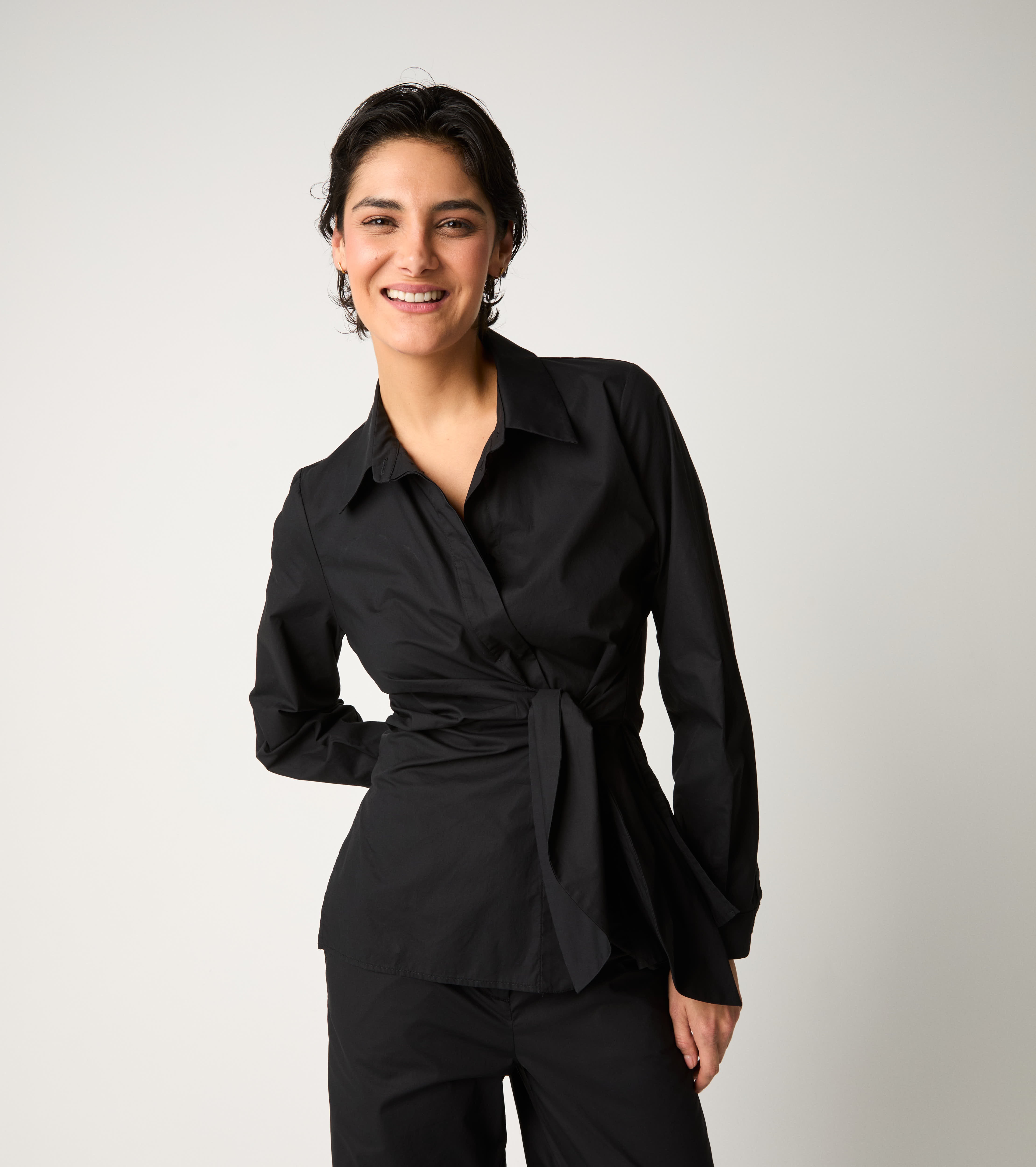 Camicia con fiocco nero