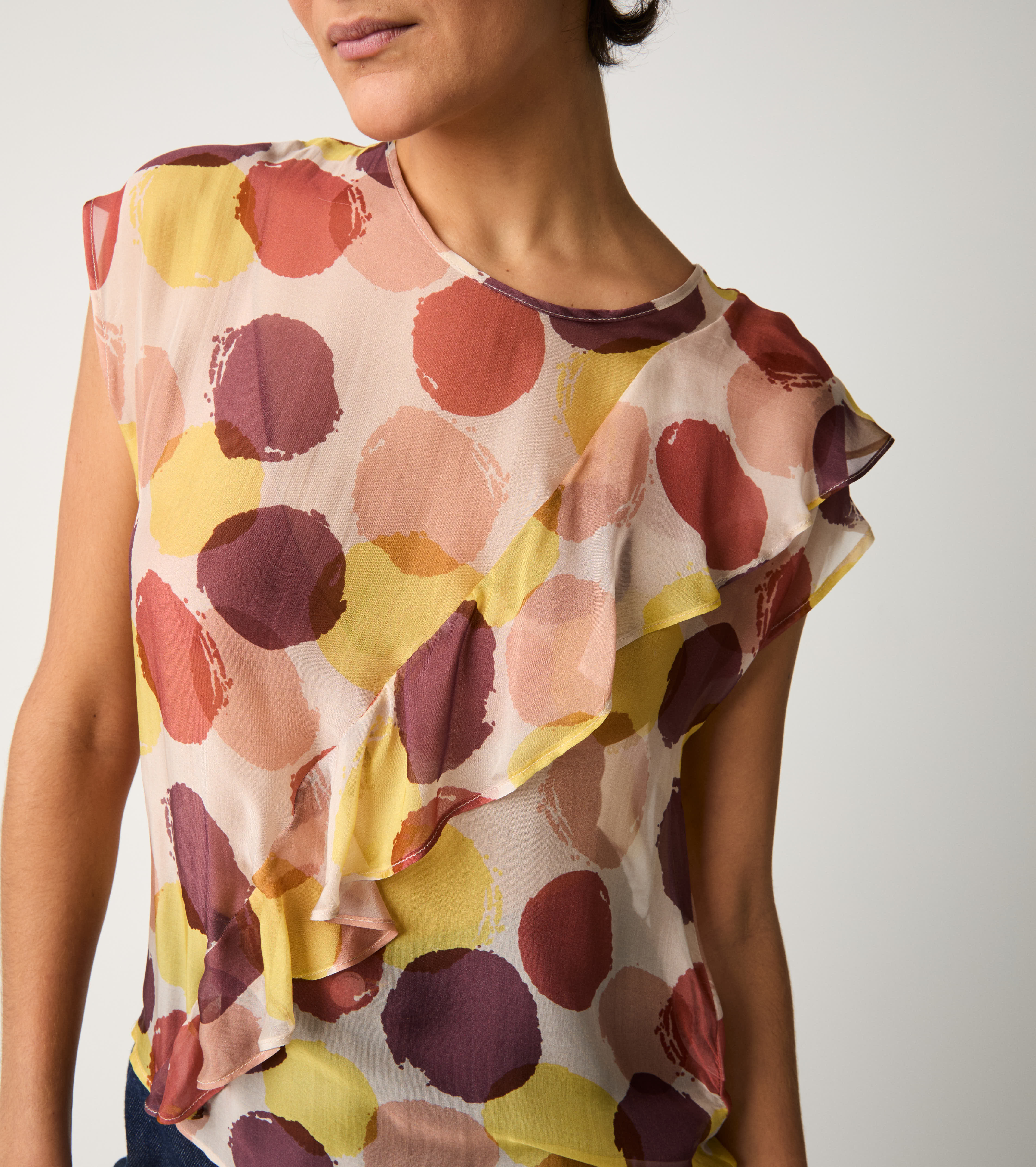 Блуза с къдрички на точки