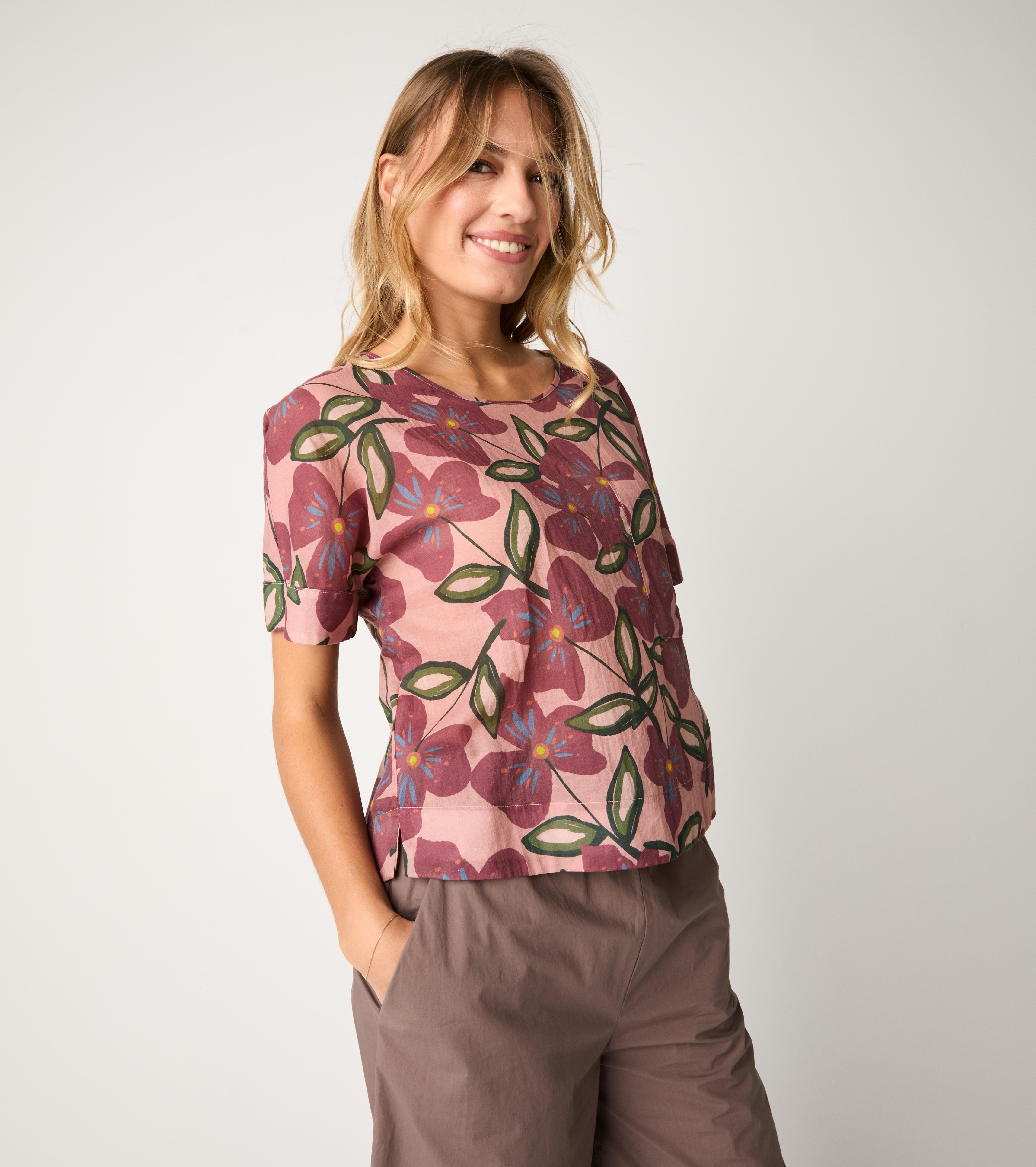 T-shirt con stampa floreale fiori