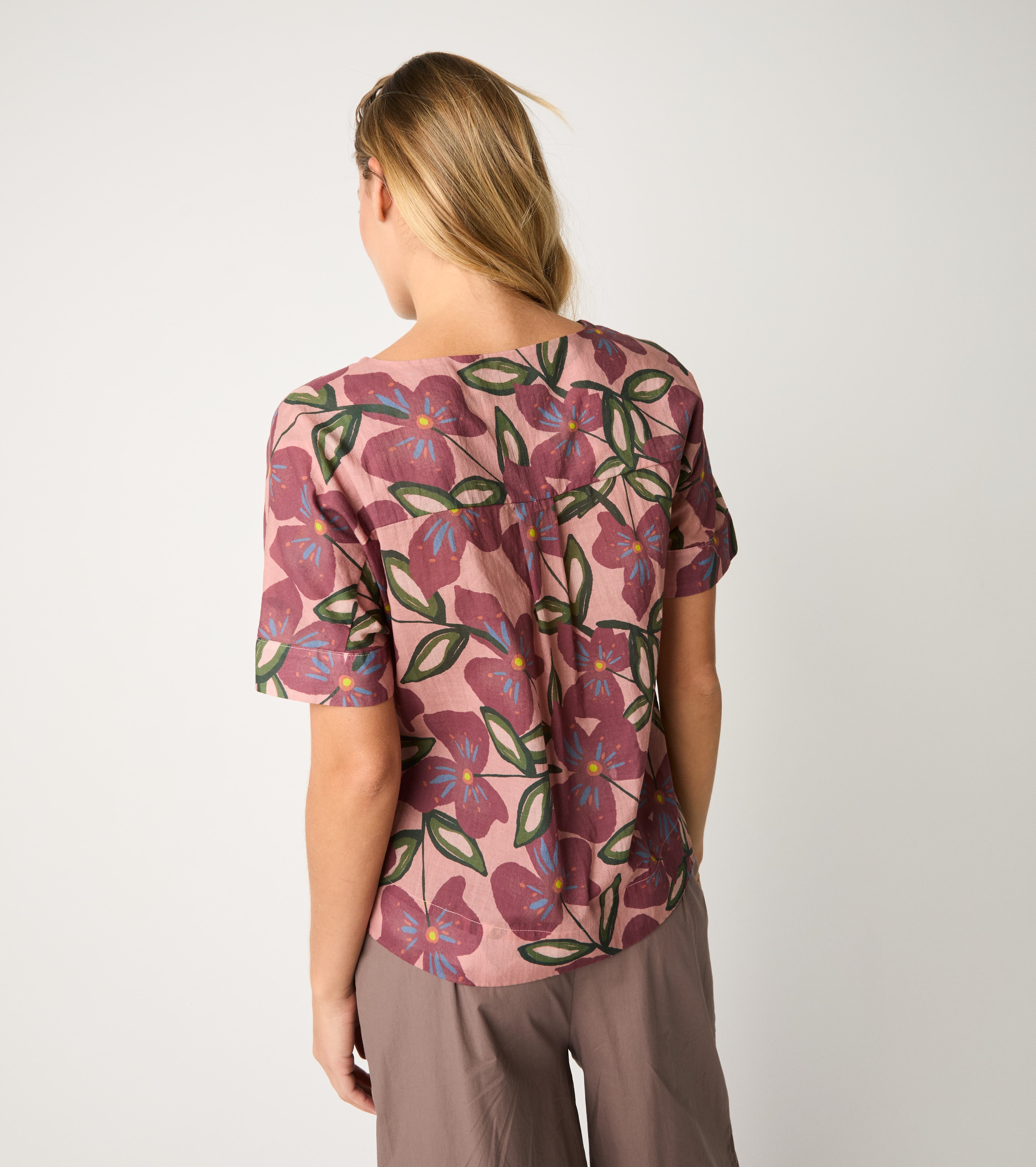 T-shirt con stampa floreale fiori