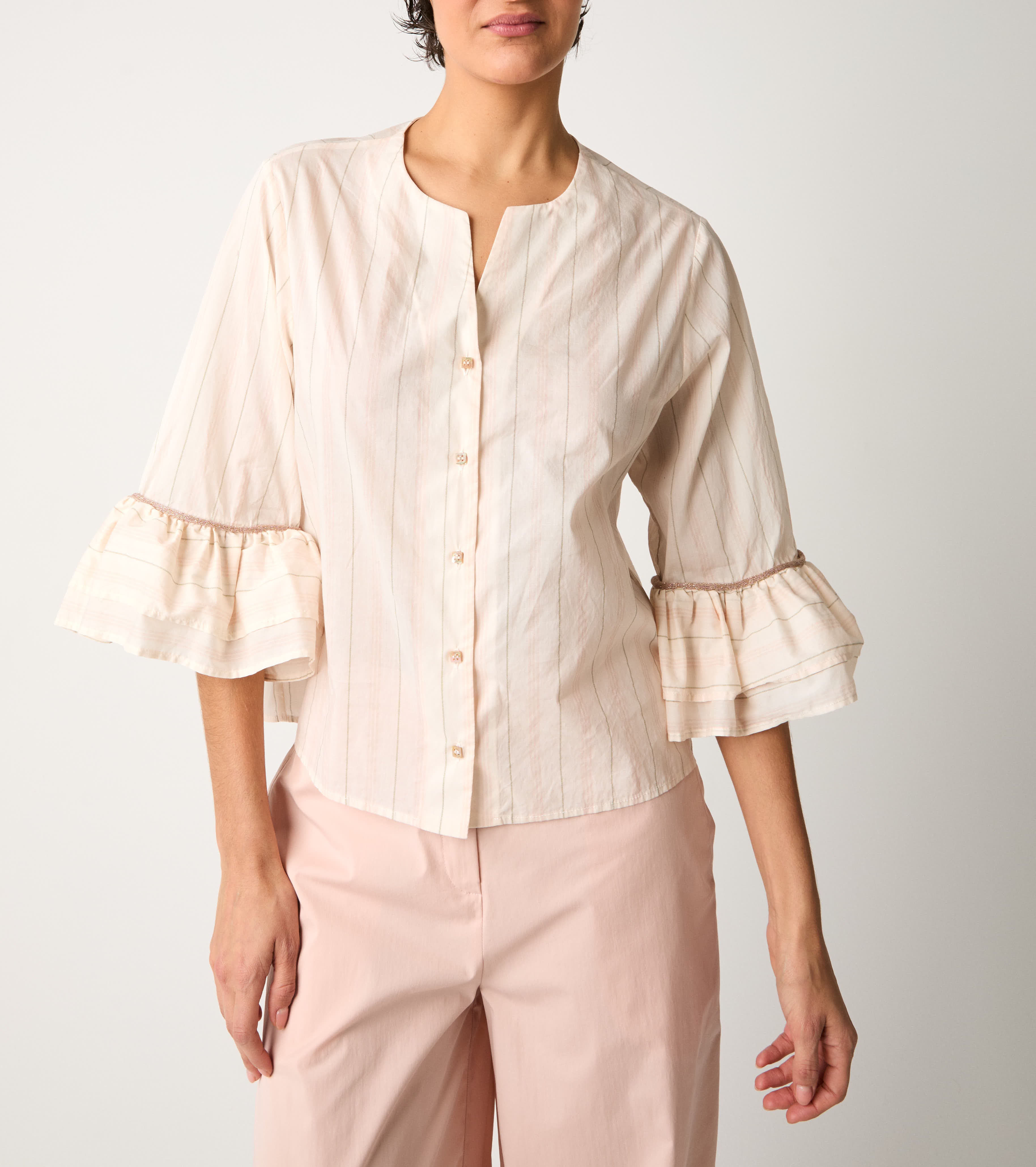 Crew-neck shirt with powdery three-quarter sleeves