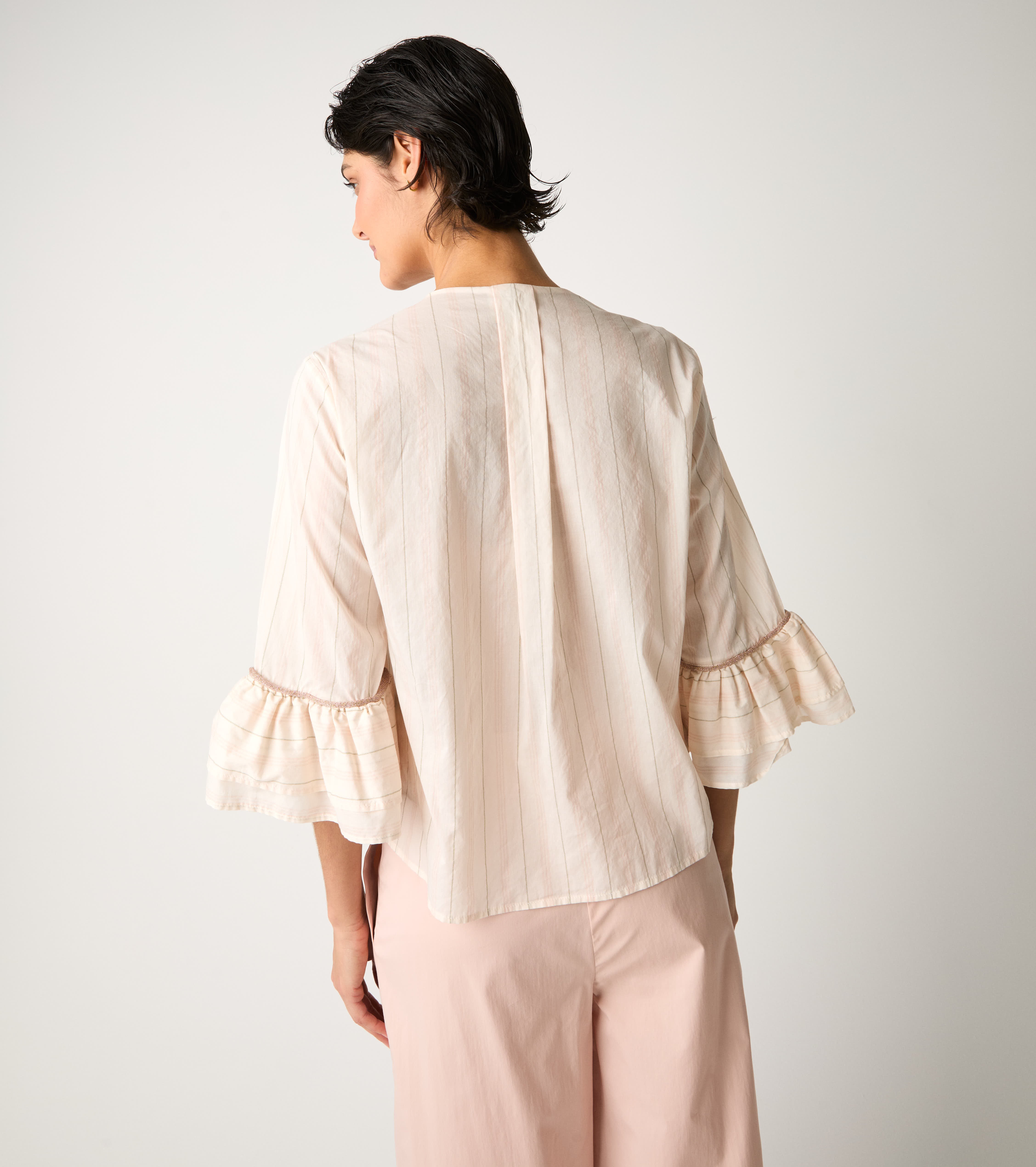 Crew-neck shirt with powdery three-quarter sleeves