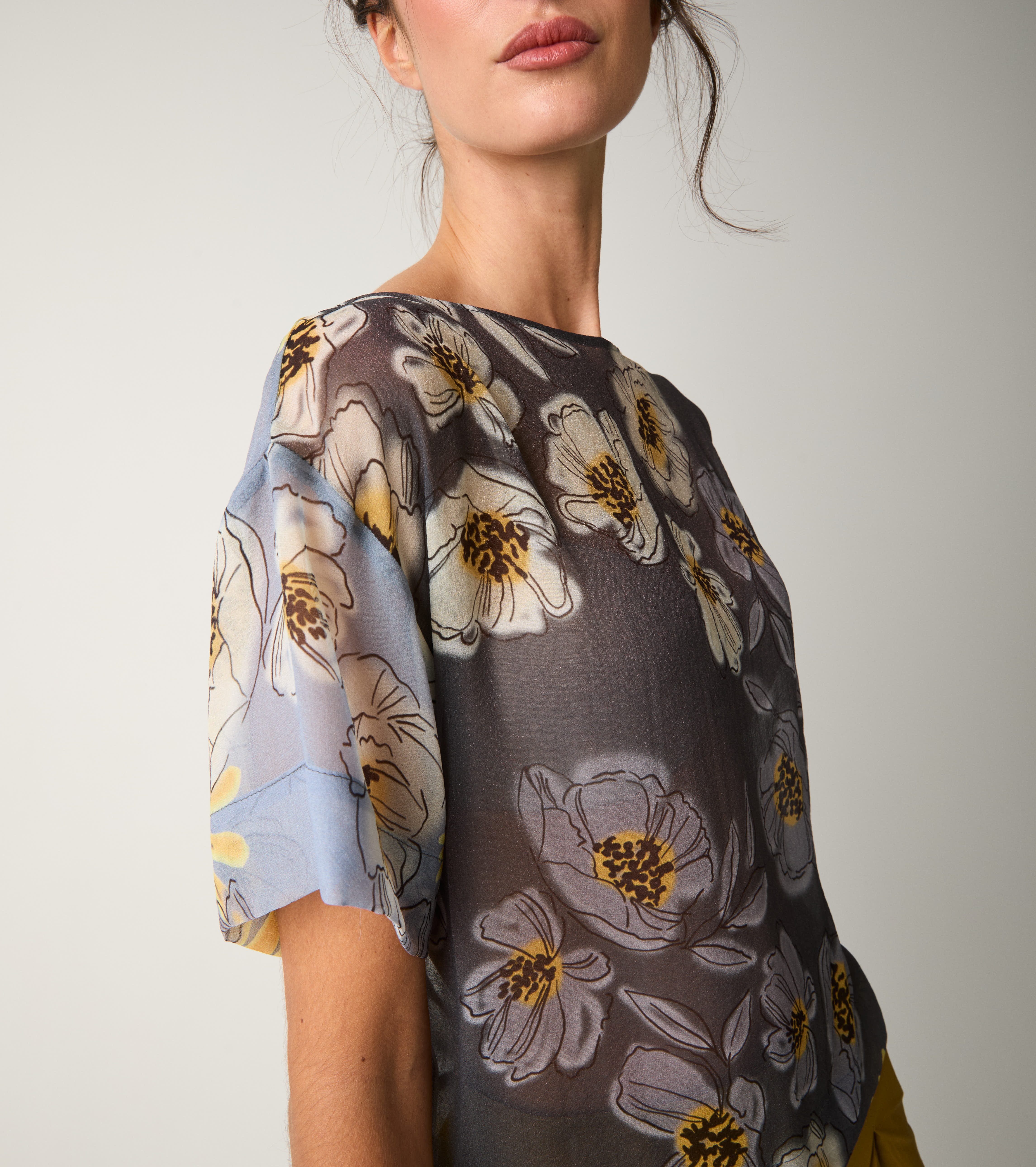 Floral blouse with boat neckline blue