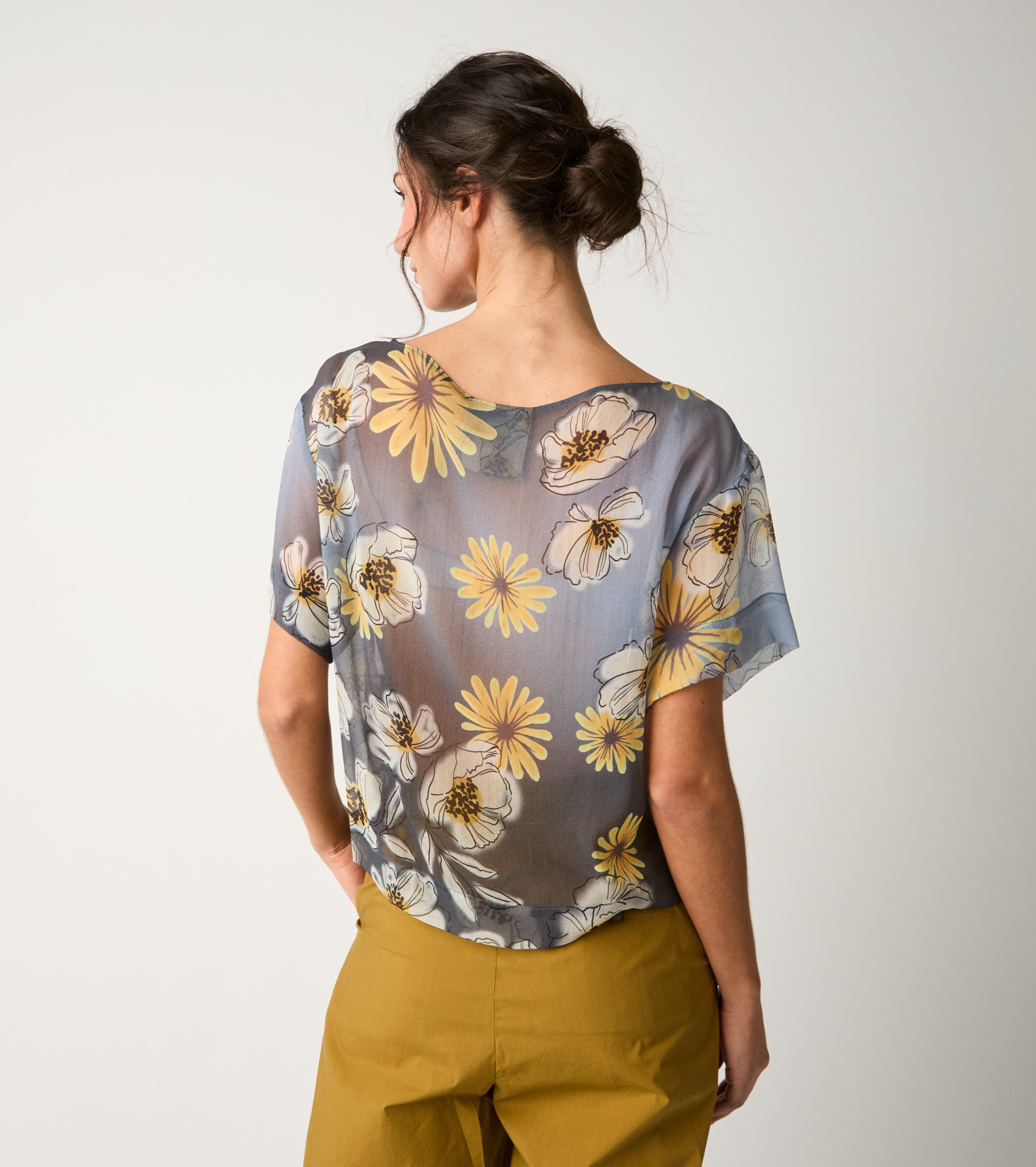 Floral blouse with boat neckline blue