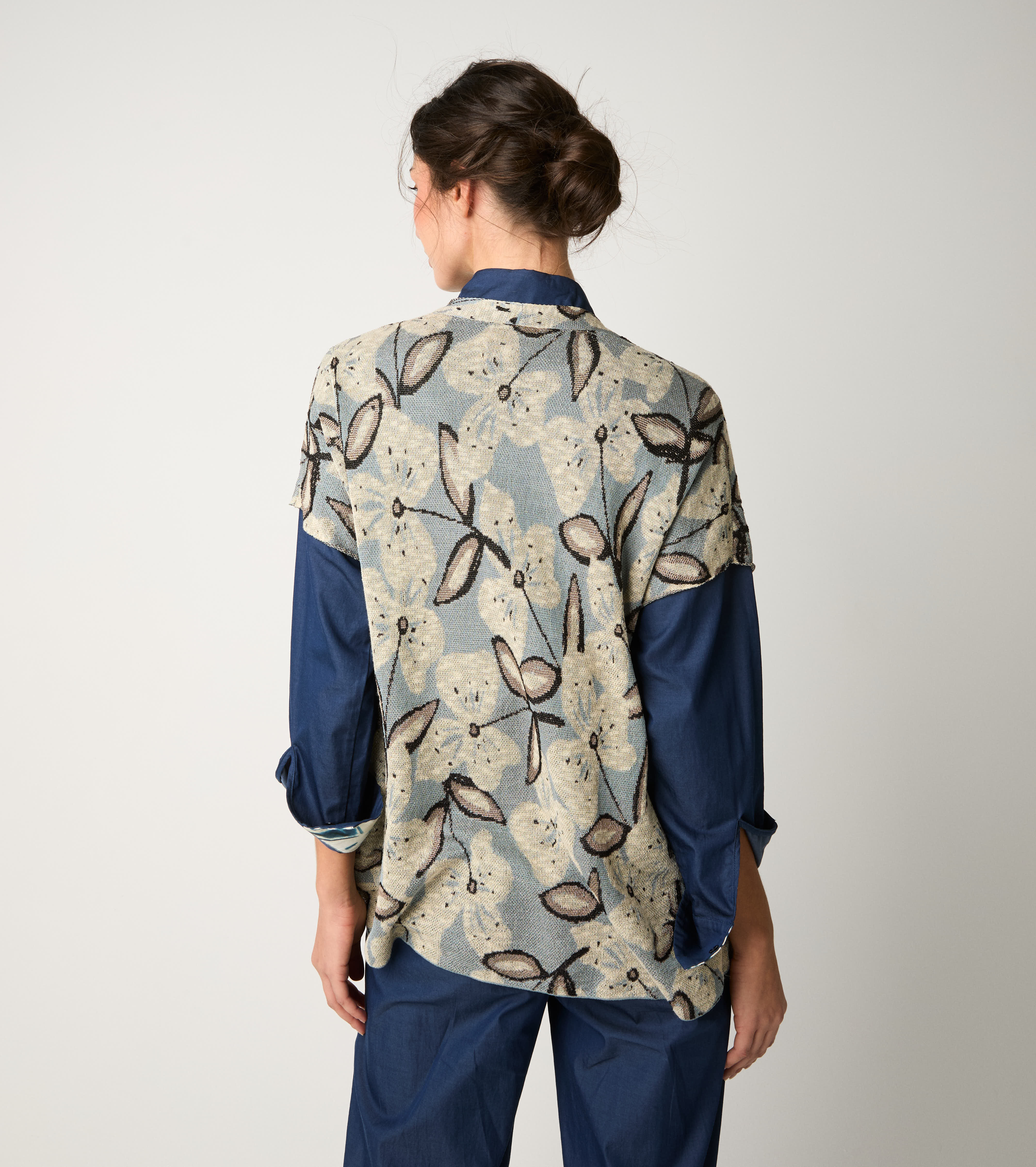 Jacquard cardigan with short flint sleeves