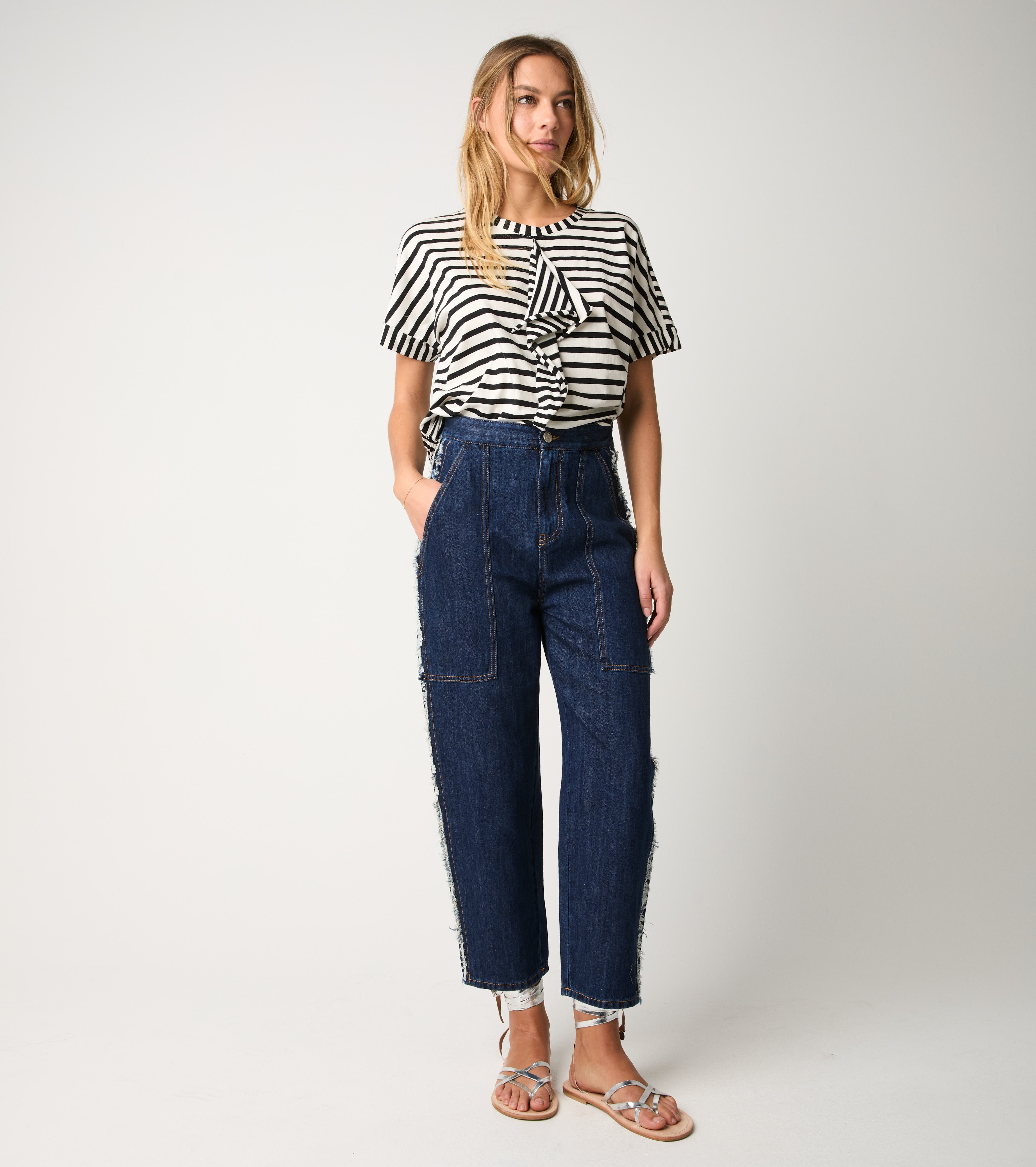 T-shirt a righe con rouches ecrù