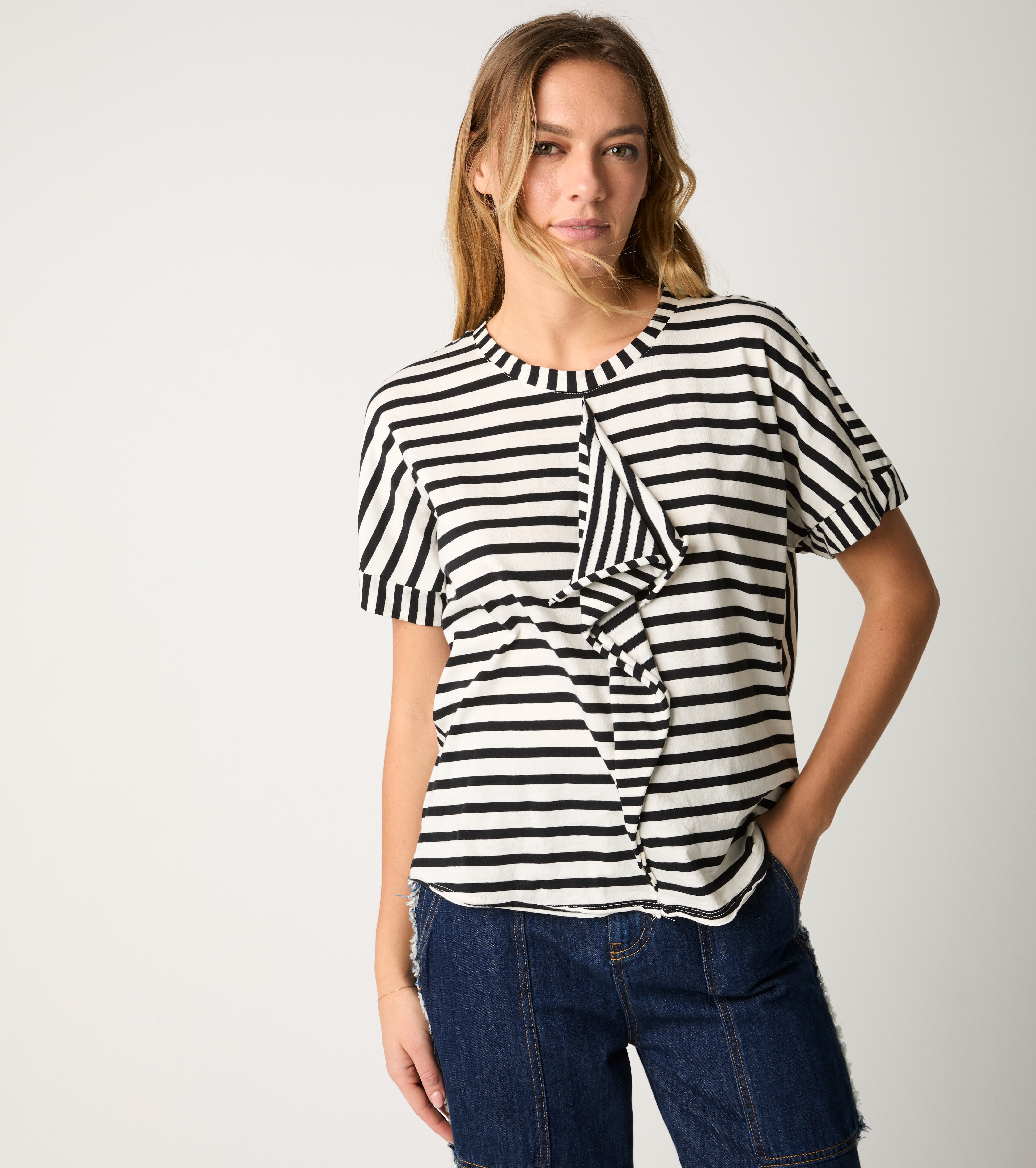 T-shirt a righe con rouches ecrù