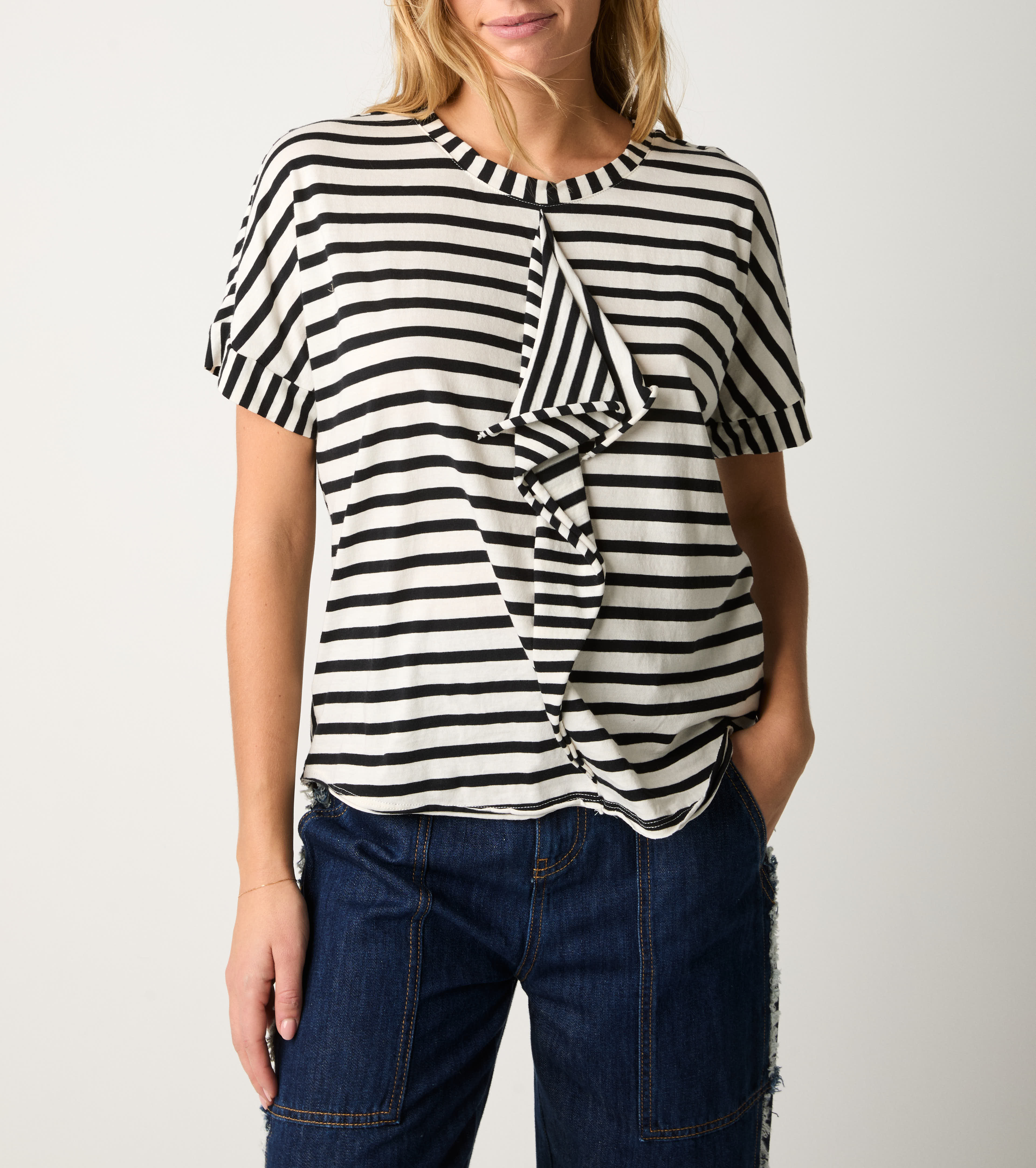 T-shirt a righe con rouches ecrù