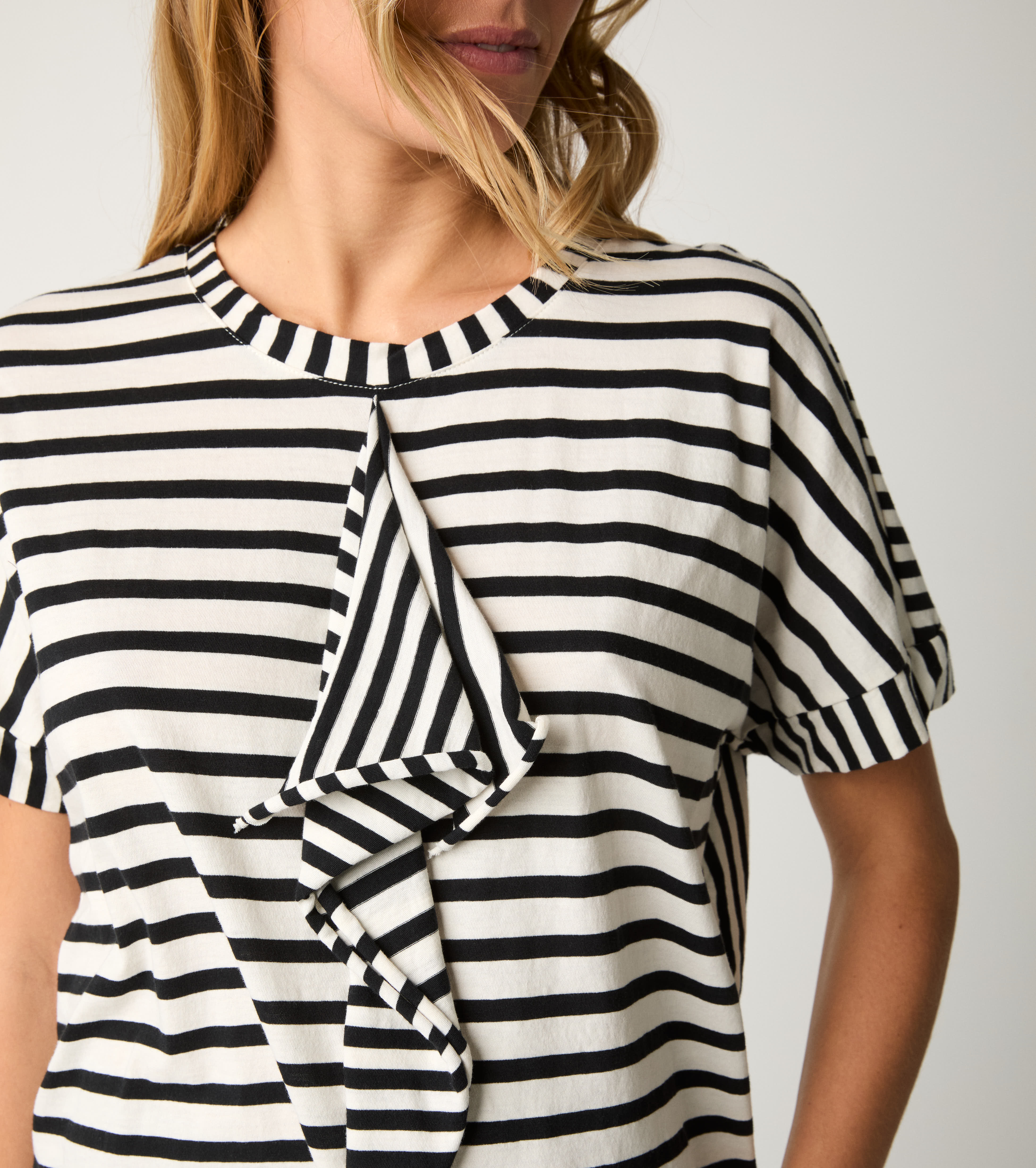 T-shirt a righe con rouches ecrù