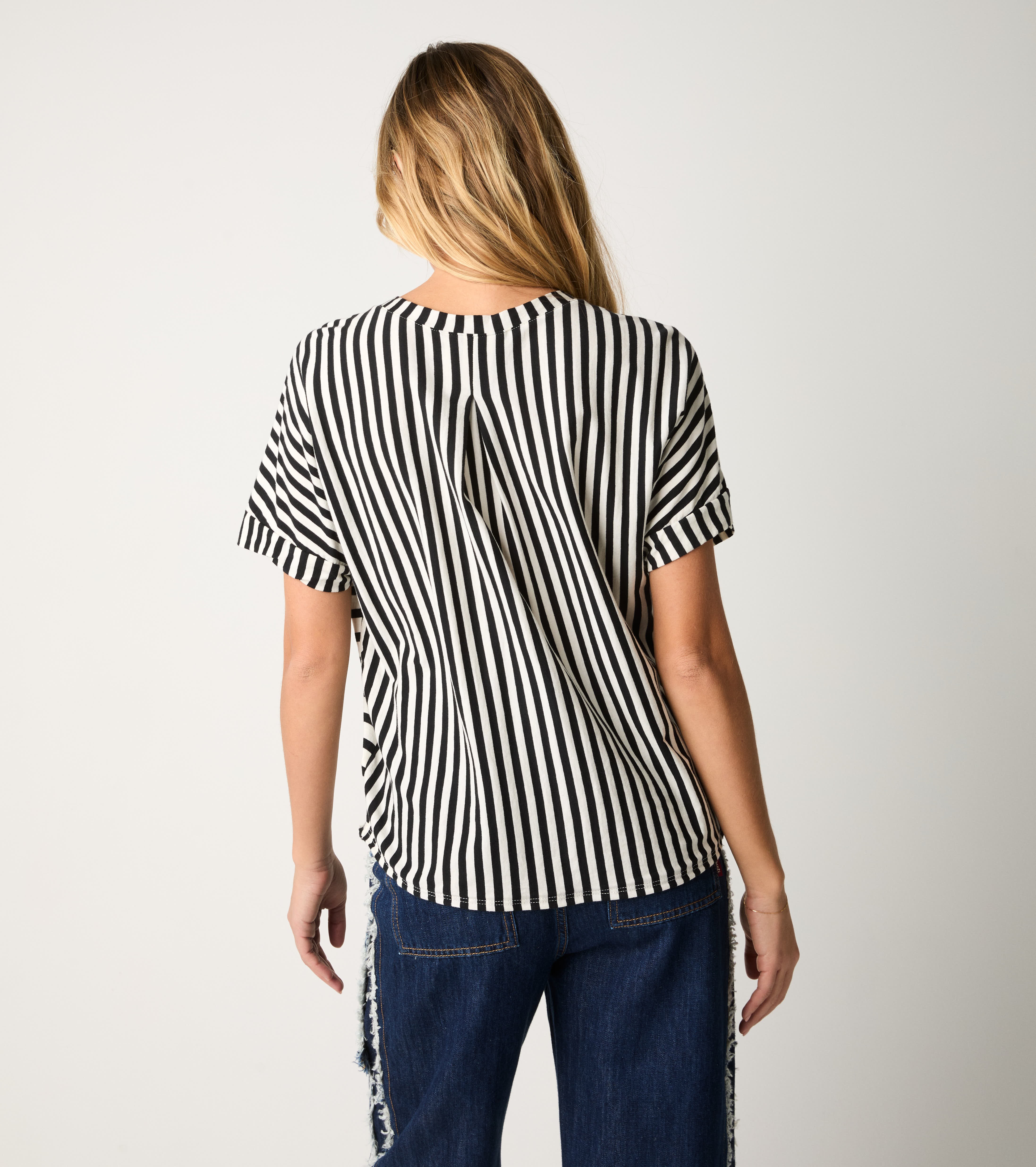 T-shirt a righe con rouches ecrù