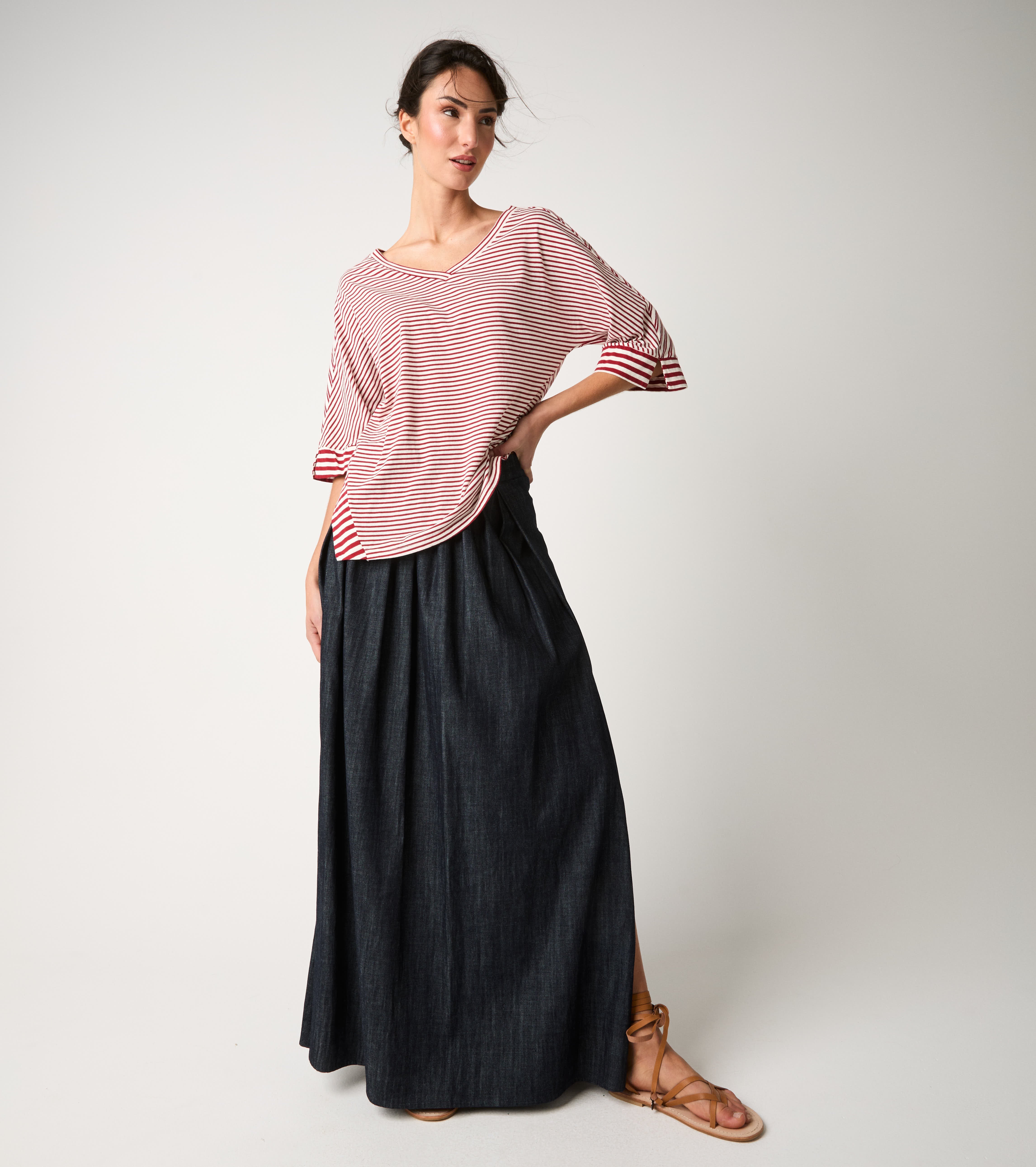 T-shirt a righe con scollo a V bordeaux