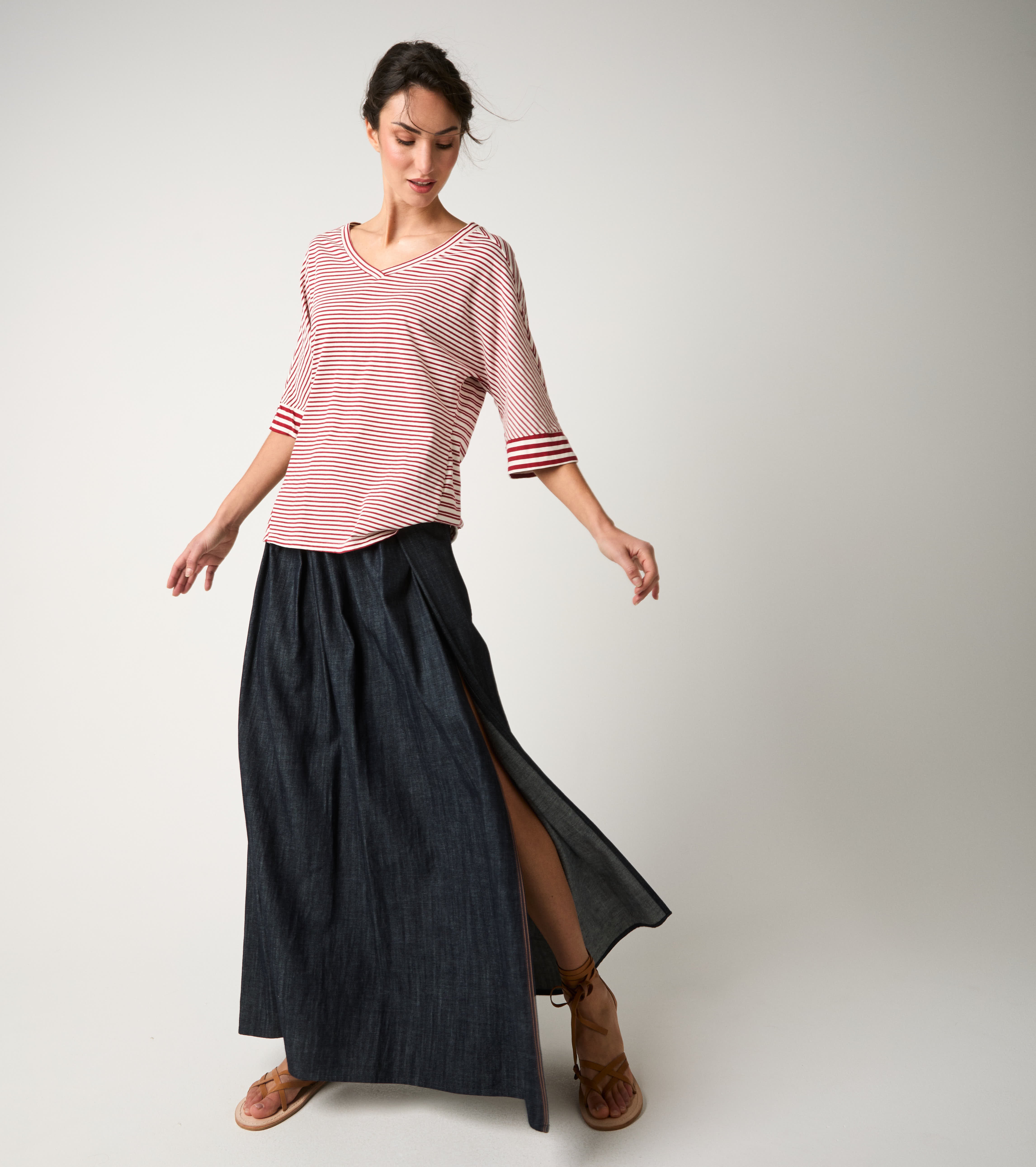 T-shirt a righe con scollo a V bordeaux