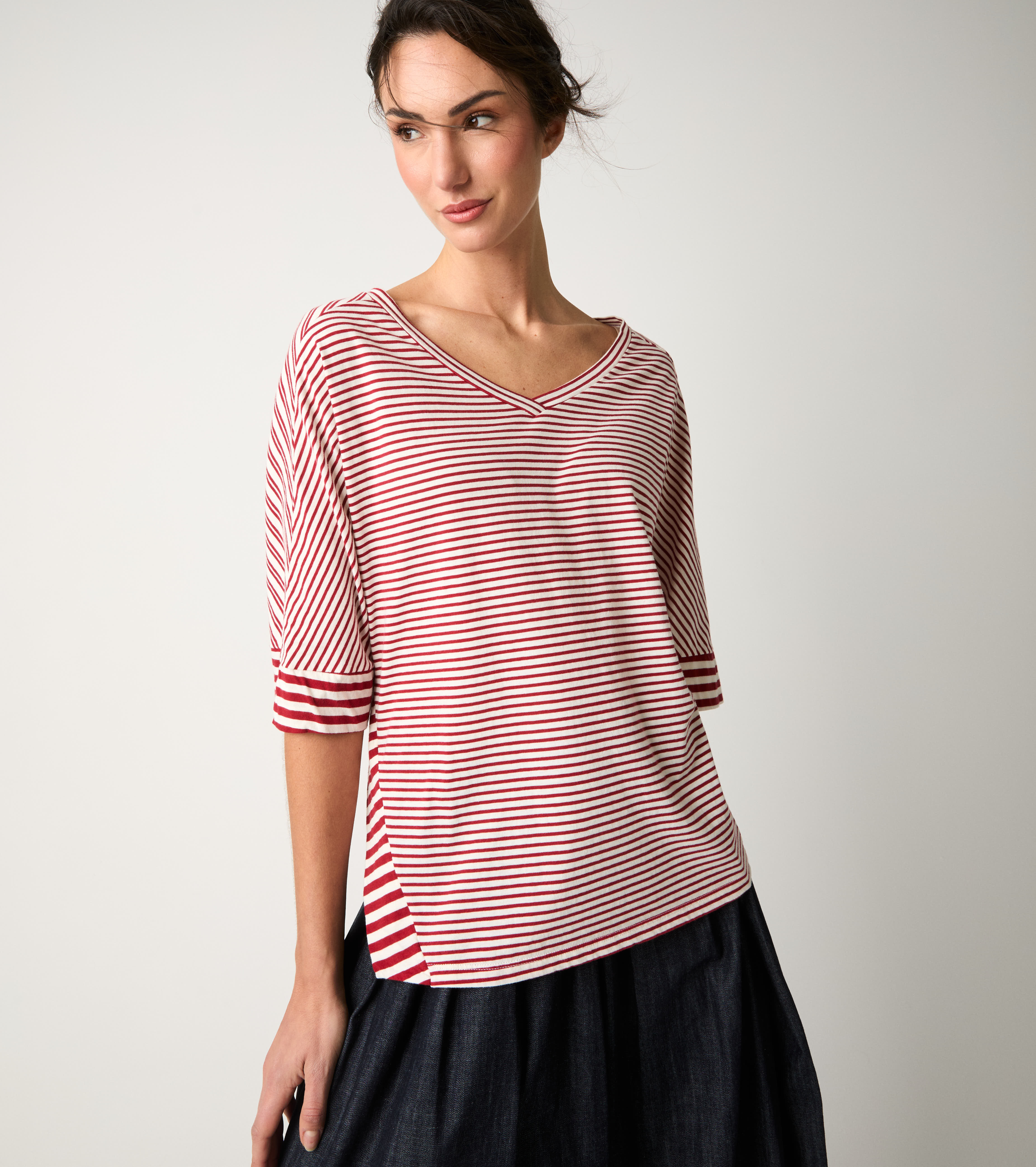 T-shirt a righe con scollo a V bordeaux