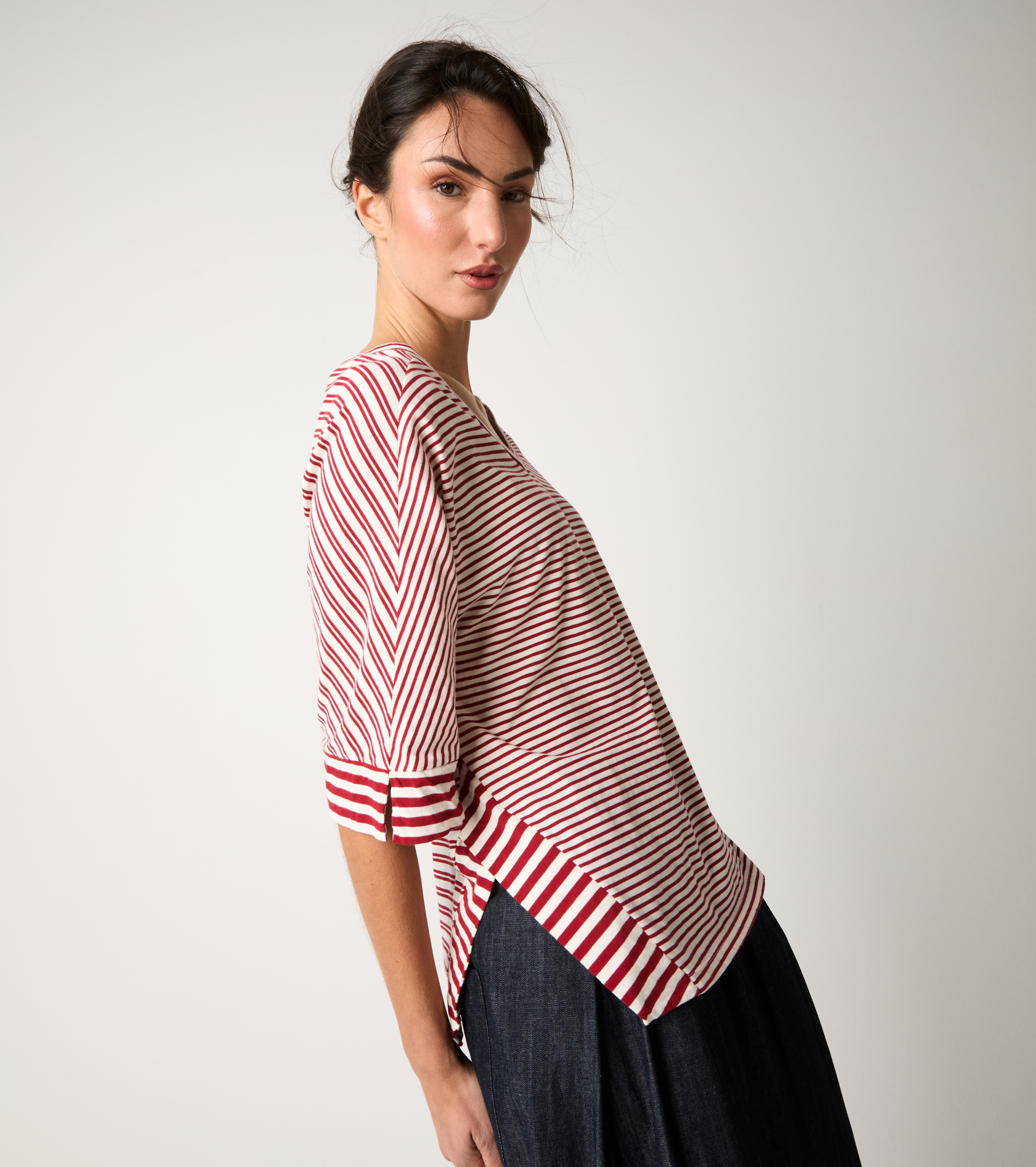 T-shirt a righe con scollo a V bordeaux