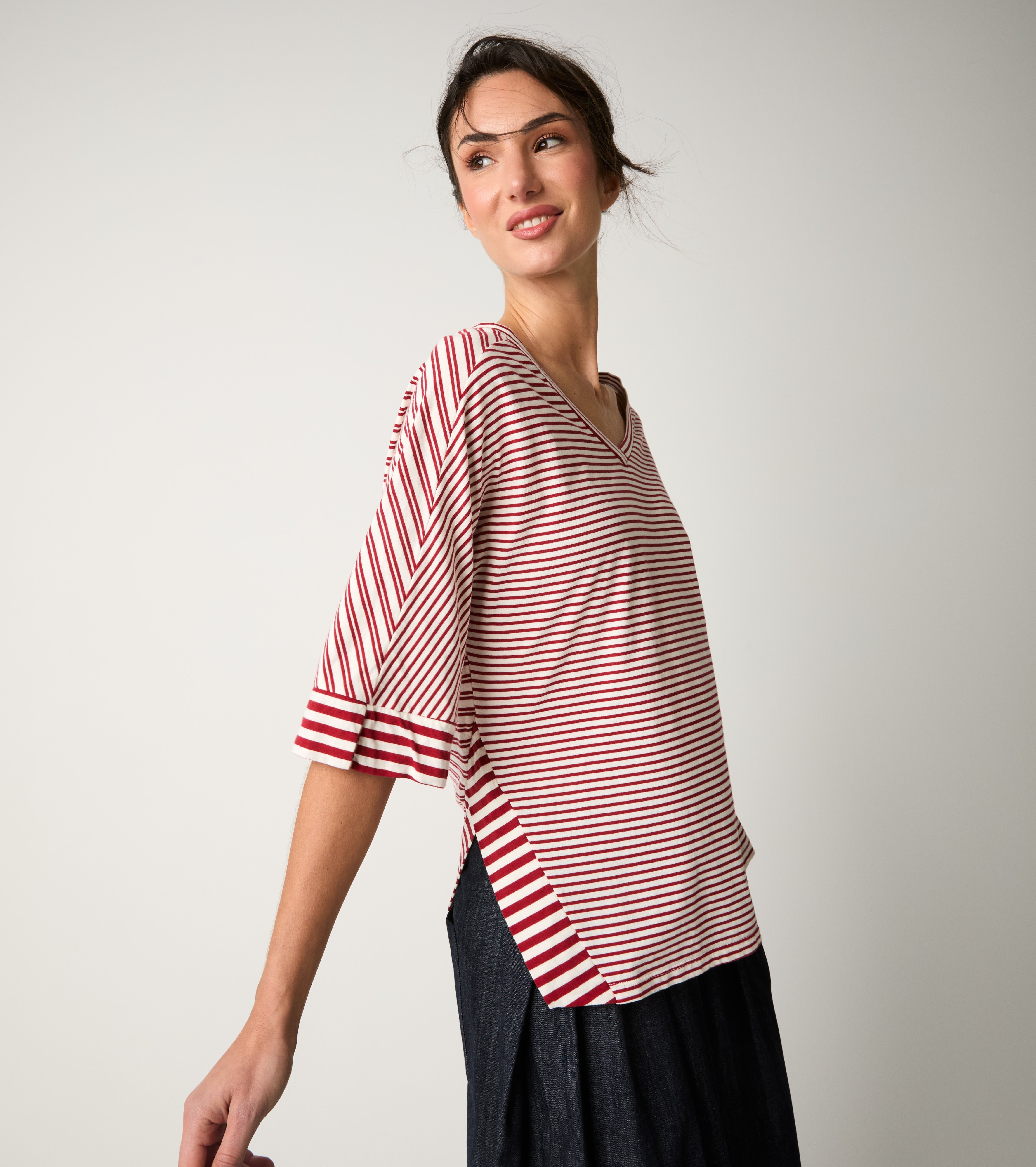 T-shirt a righe con scollo a V bordeaux