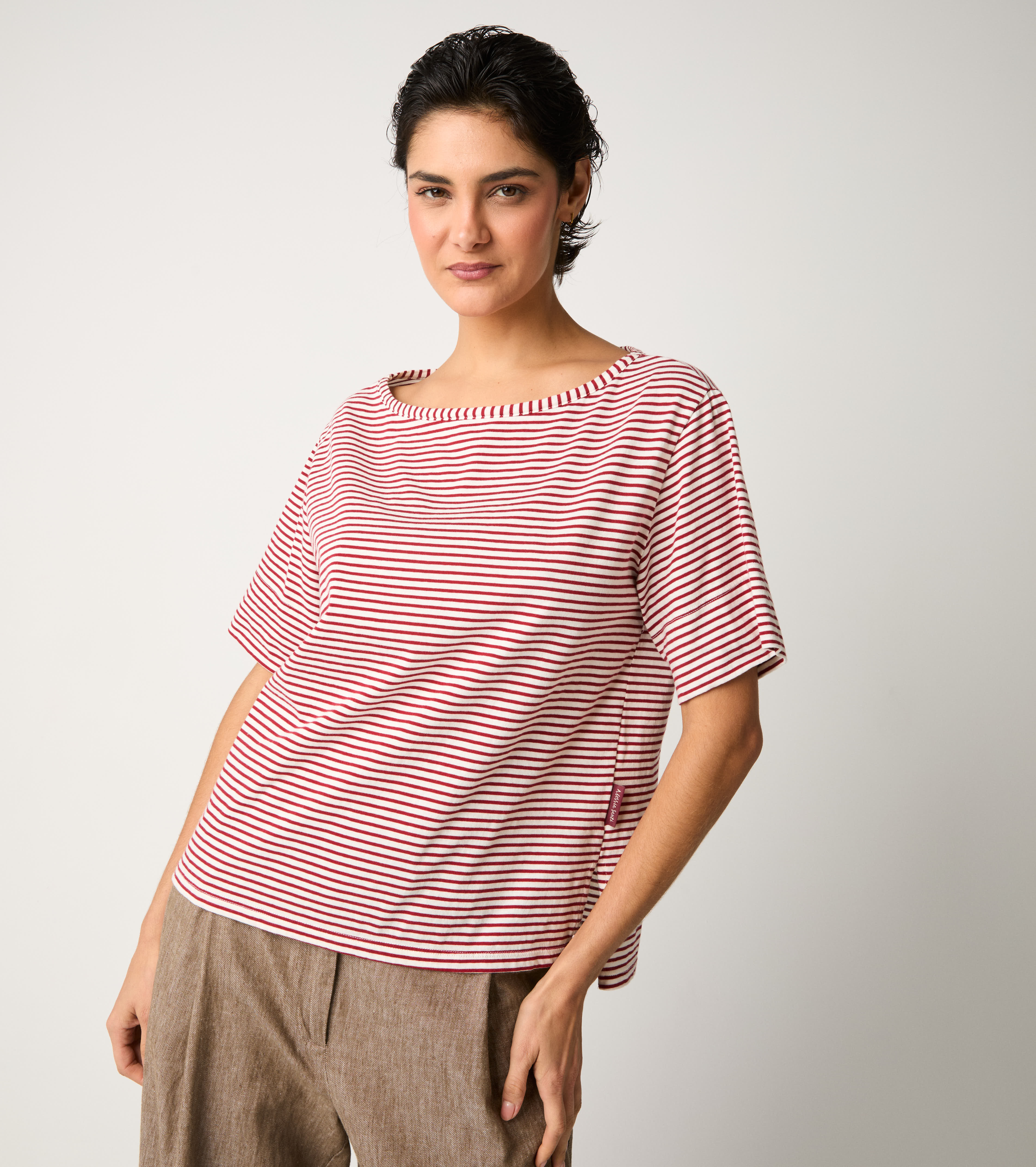 T-shirt a righe con scollo a barca bordeaux