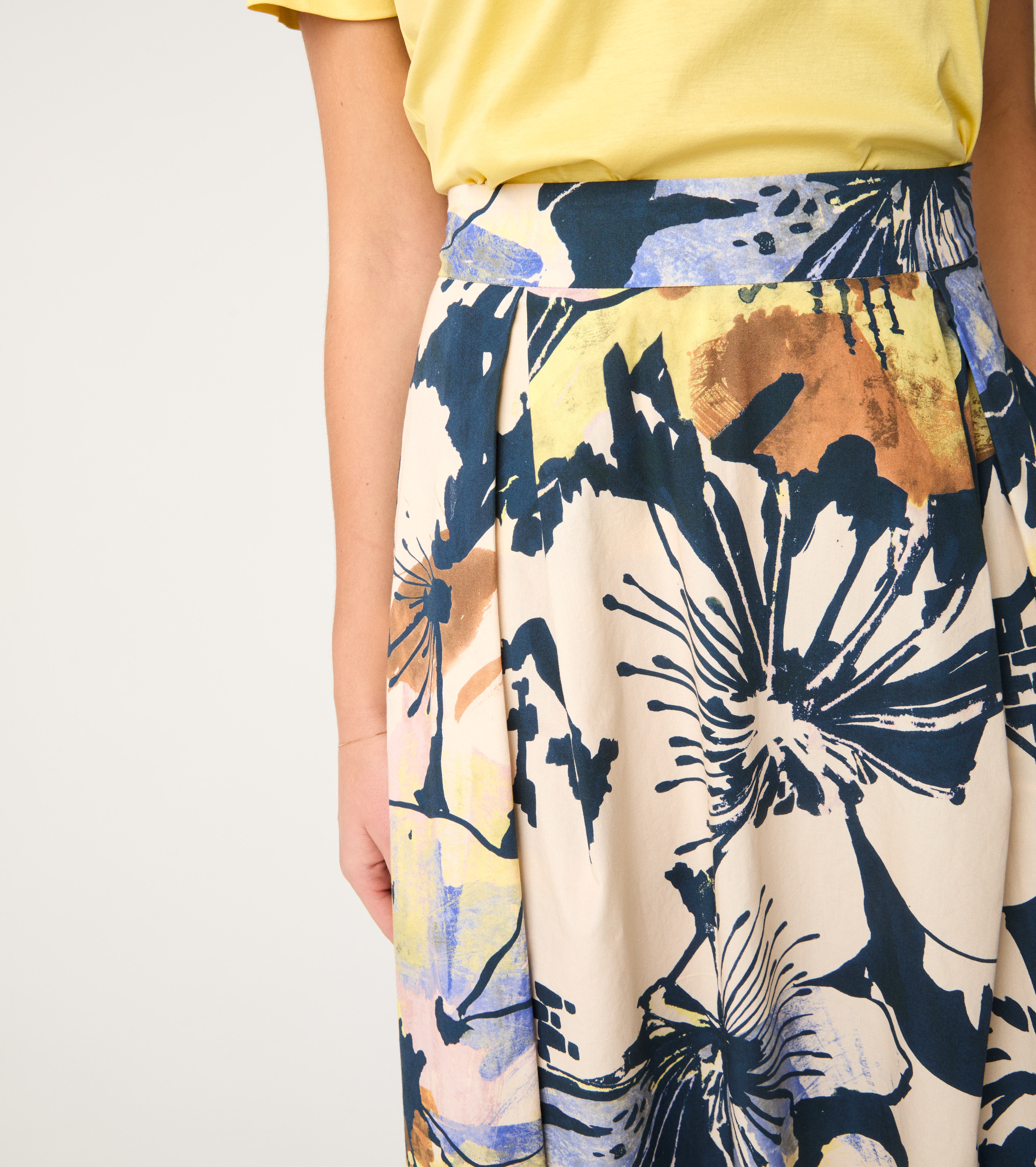 Флорална пола с дълъг ръкав