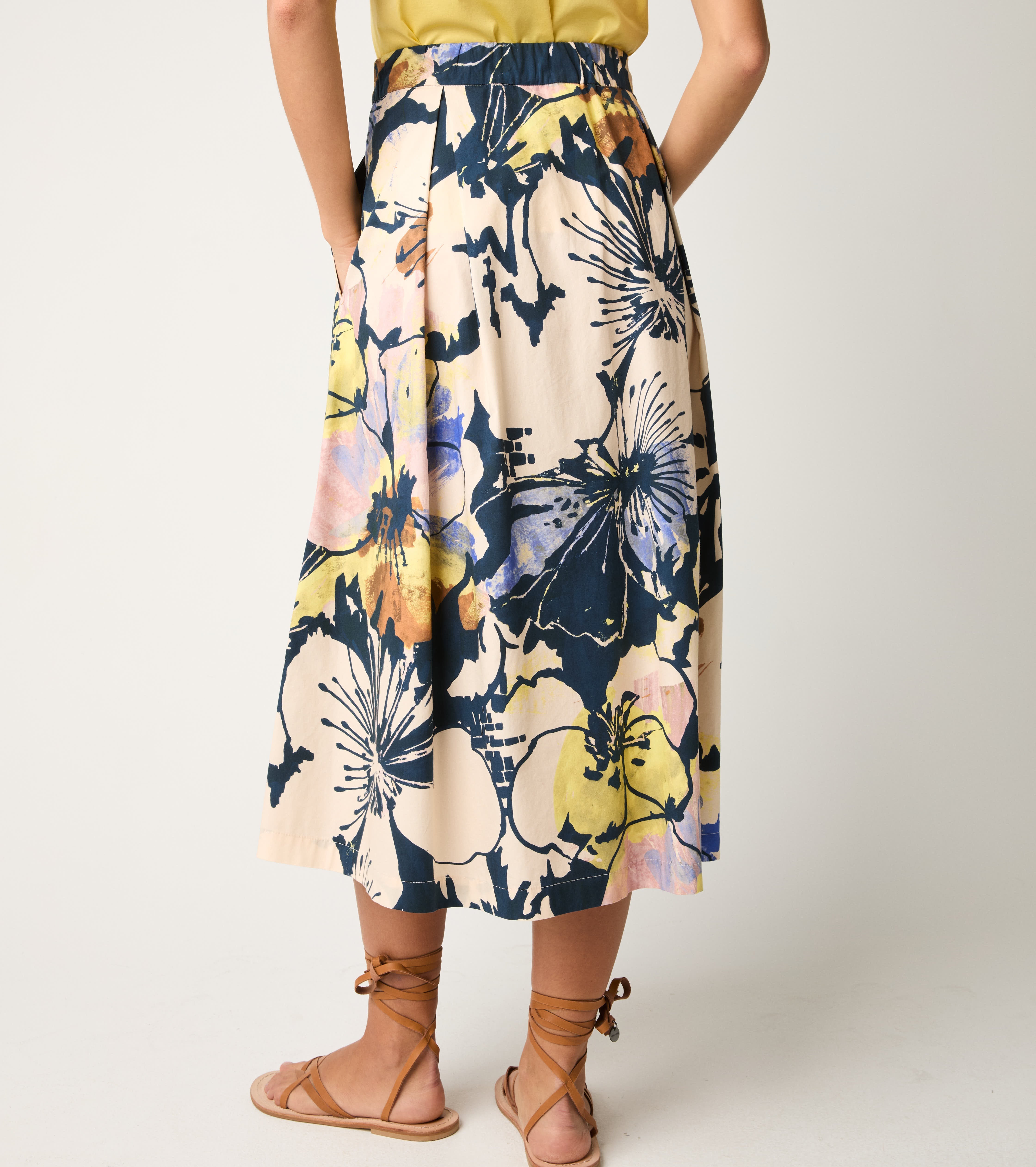 Флорална пола с дълъг ръкав