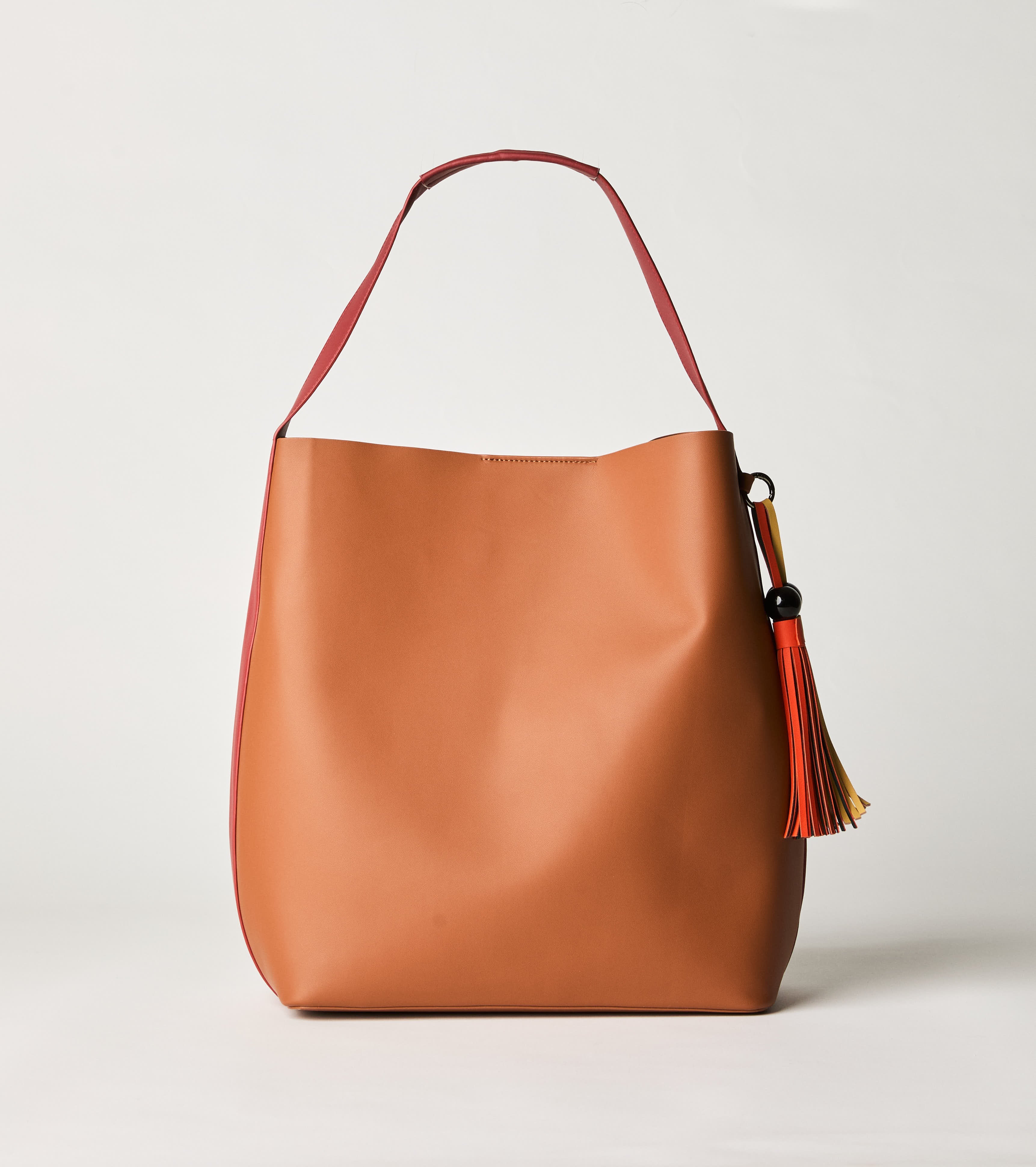 Borsa a spalla con nappine nocciola