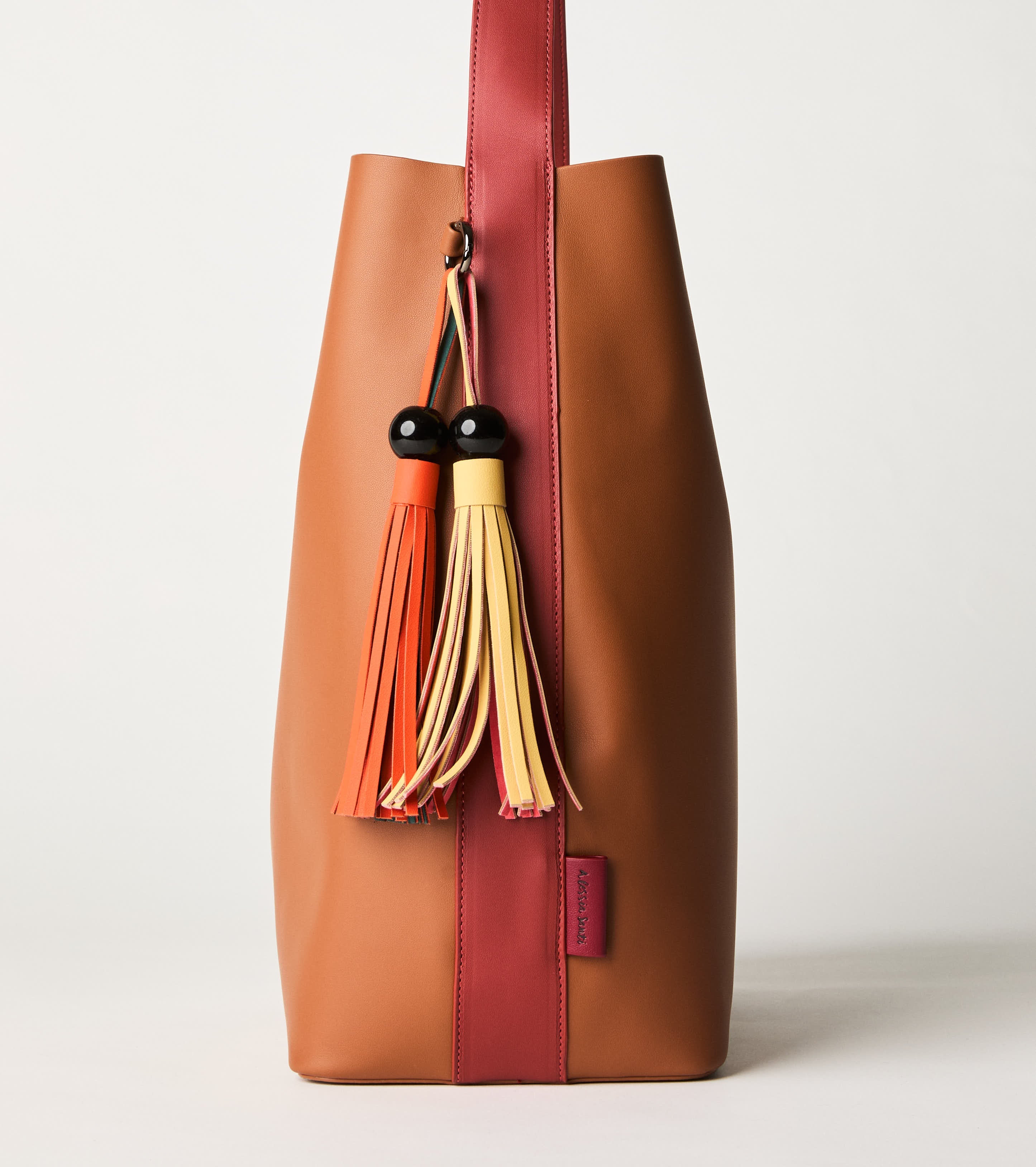 Borsa a spalla con nappine nocciola