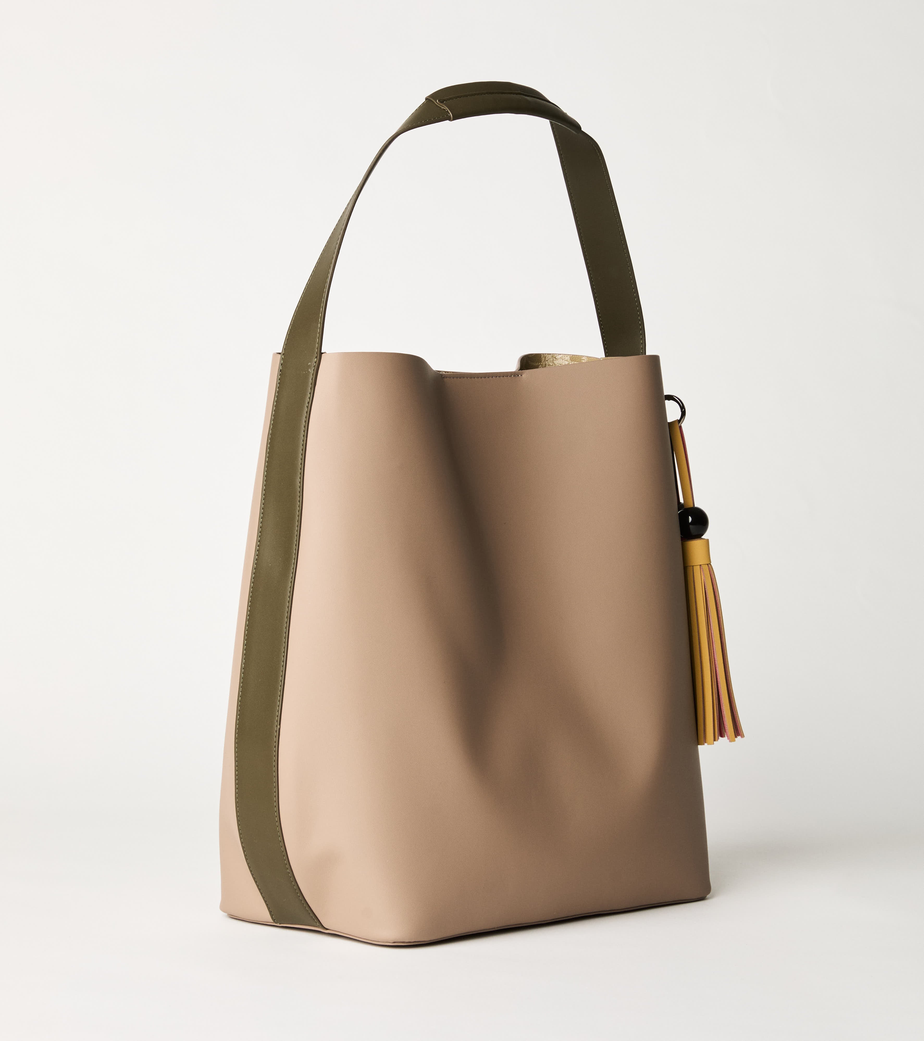 Borsa a spalla con nappine fango