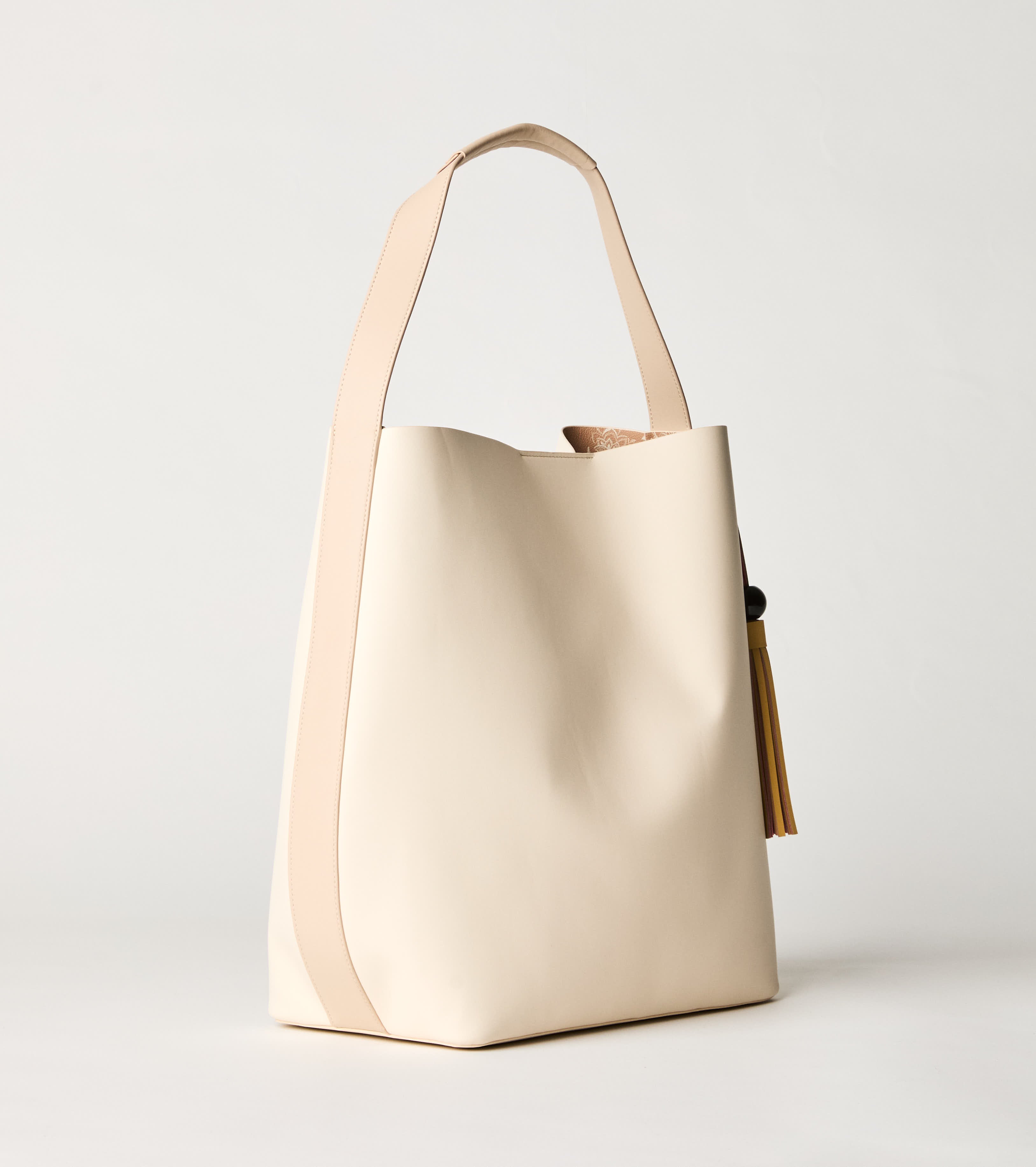 Borsa a spalla con nappine burro