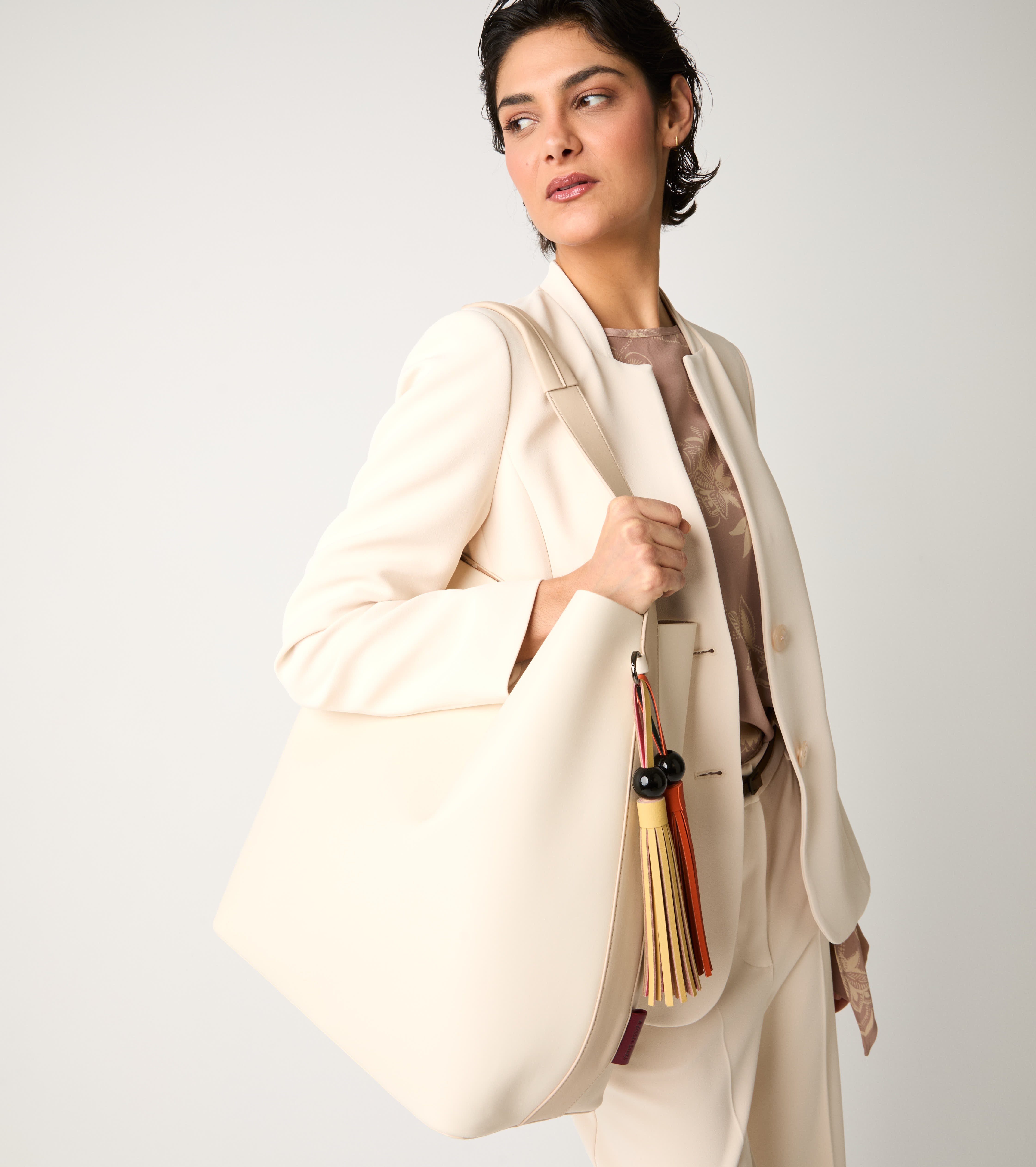 Borsa a spalla con nappine burro