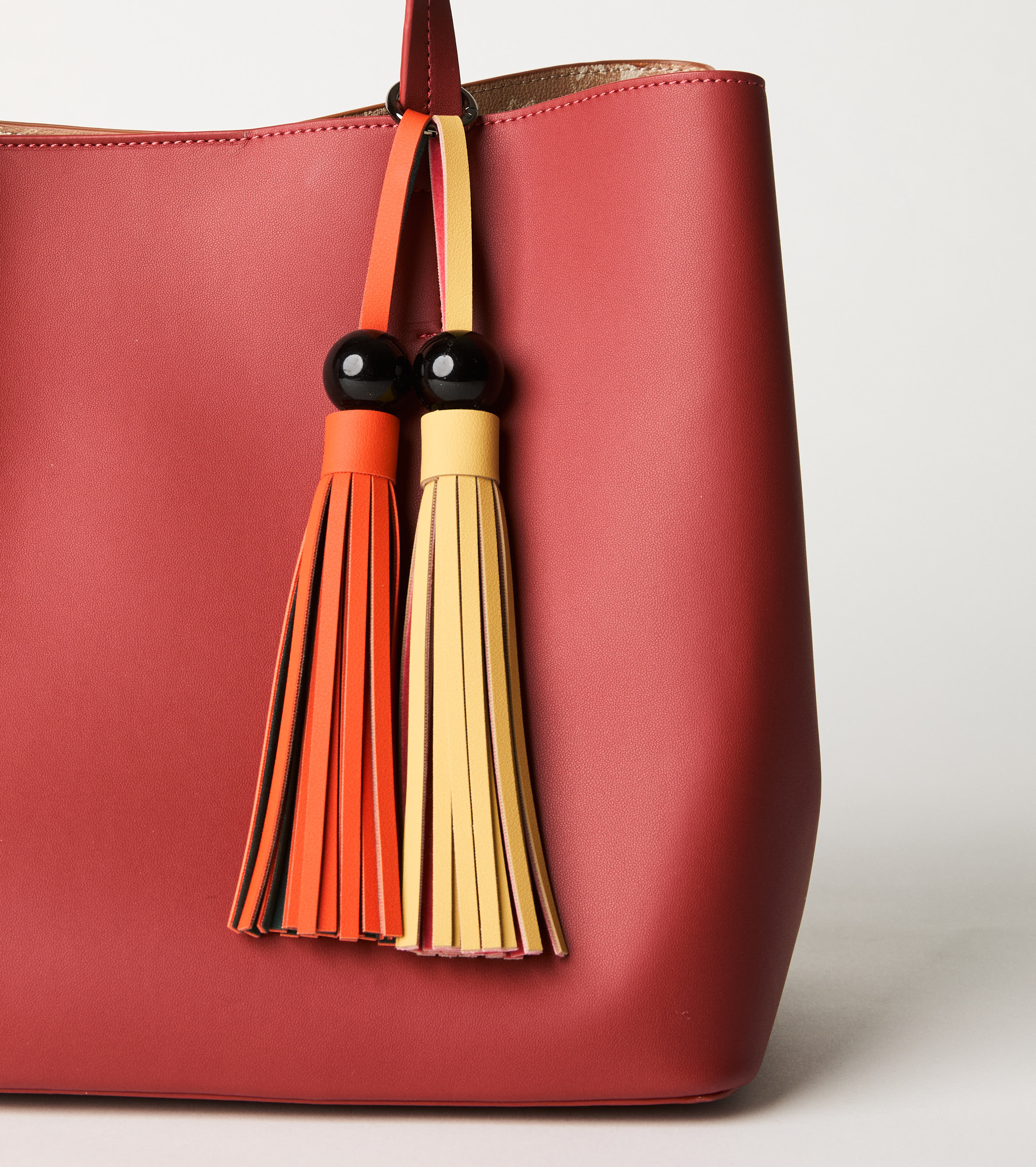 Borsa shopping con charms nappine nocciola