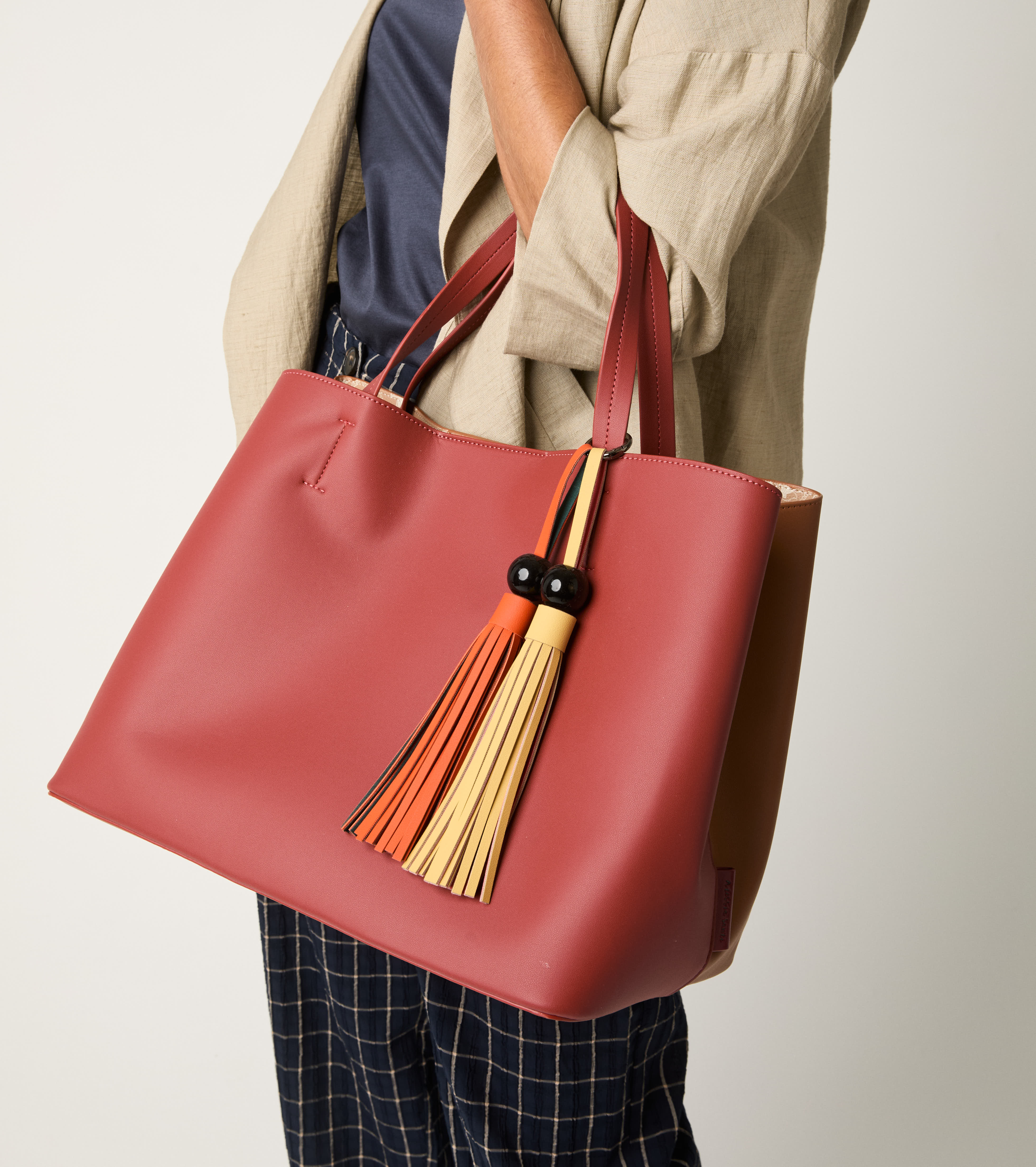 Borsa shopping con charms nappine nocciola