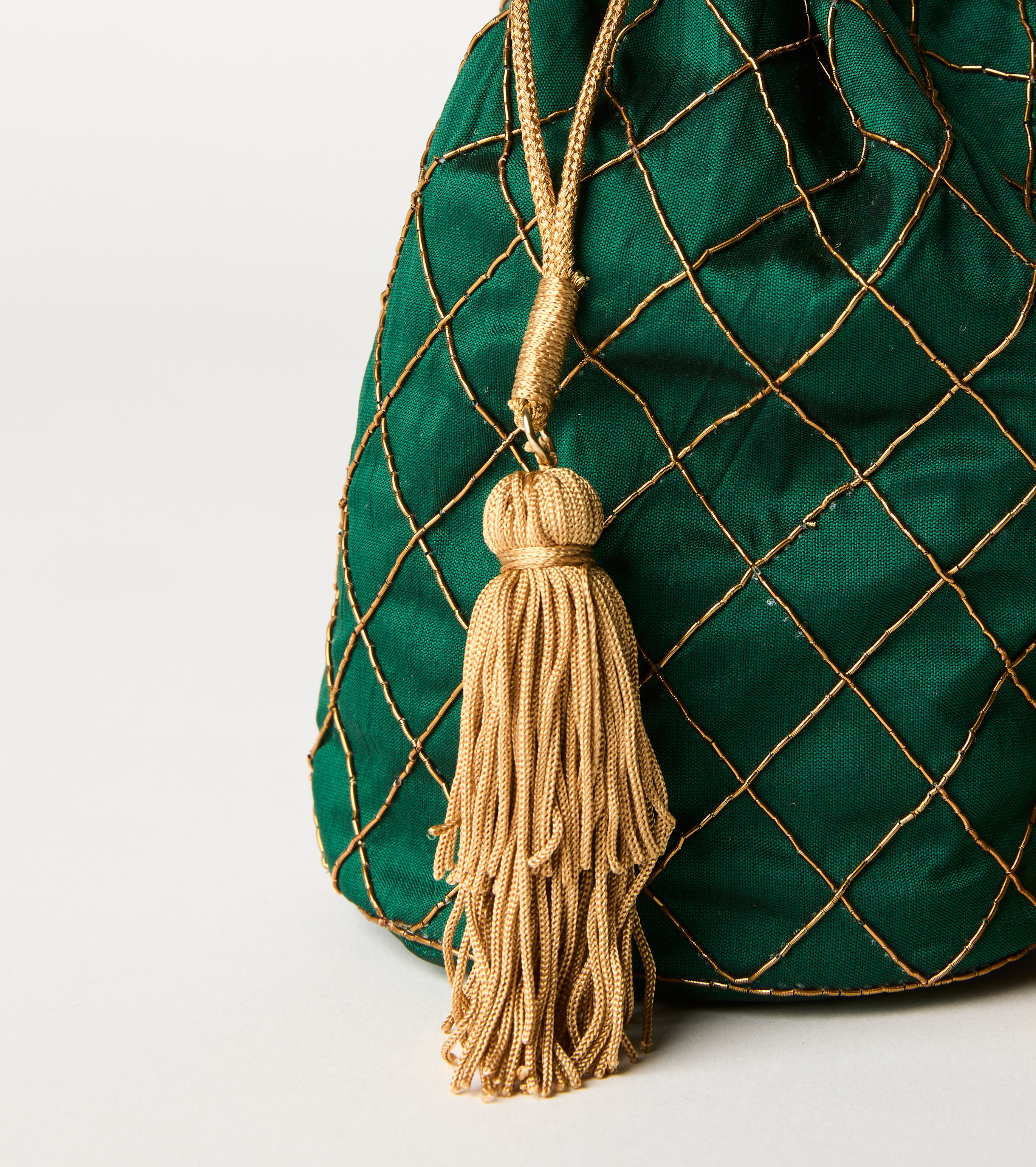 Borsa a secchiello lurex con nappine salvia