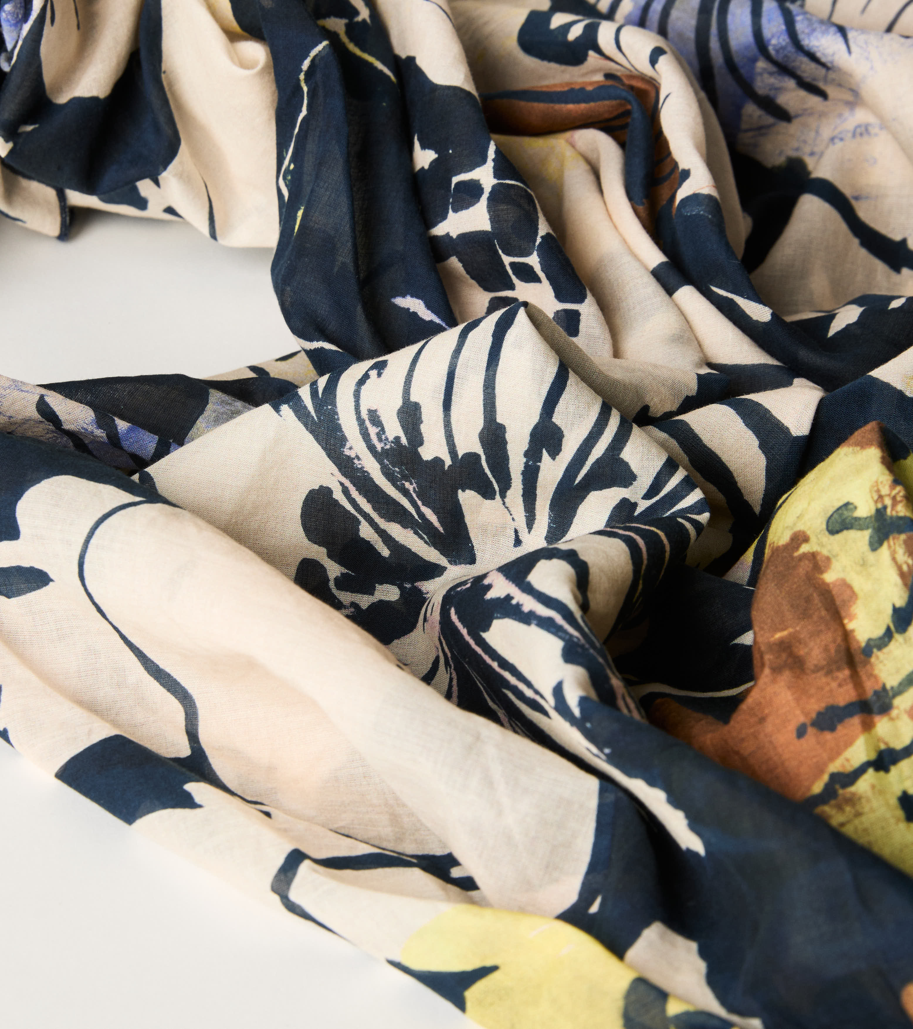 Шал с флорален принт