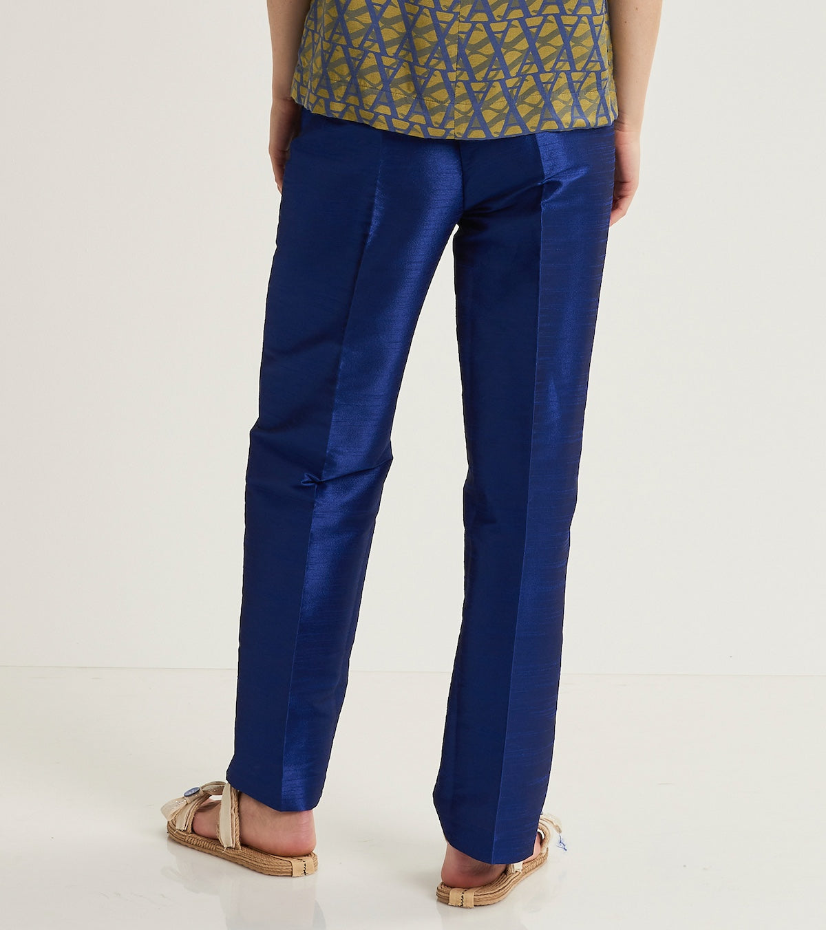 High-waisted trousers with pockets