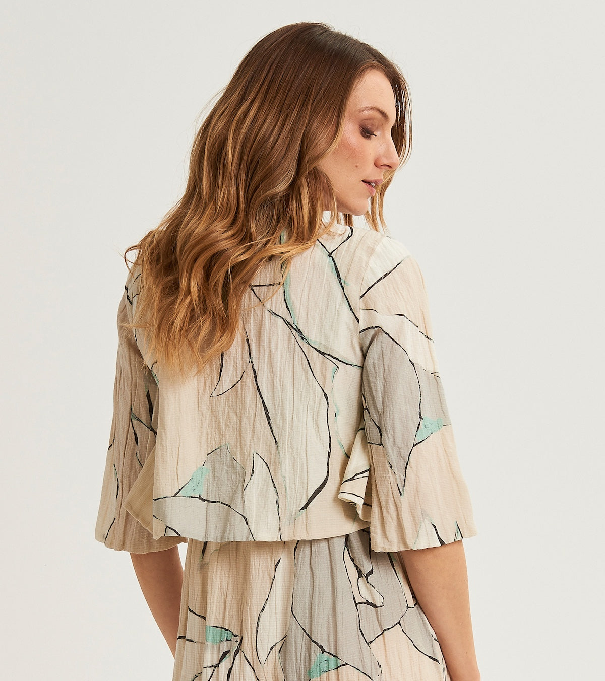 Cropped jacket with three-quarter sleeves