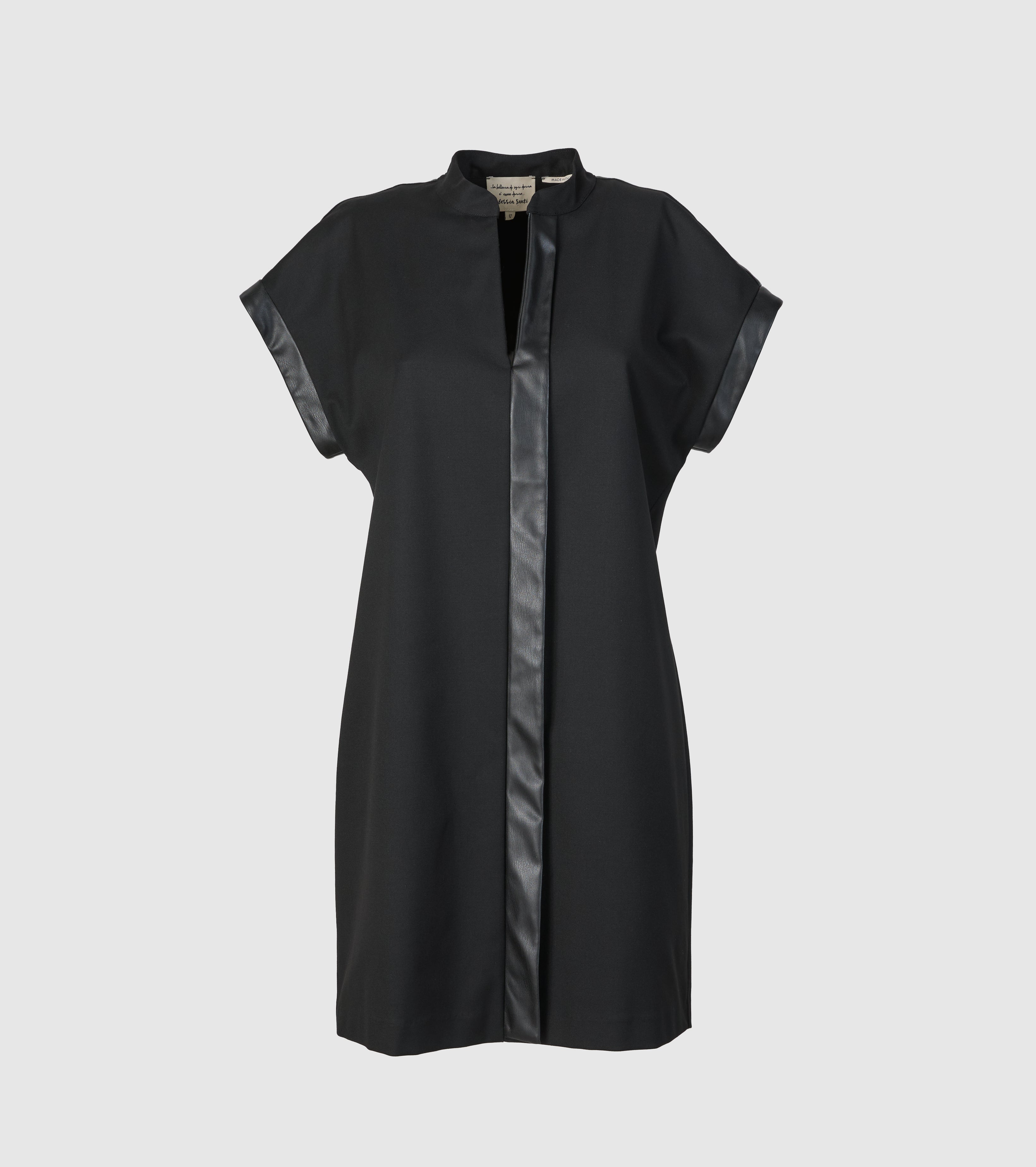 Kort kjole med detaljer i imiteret læder