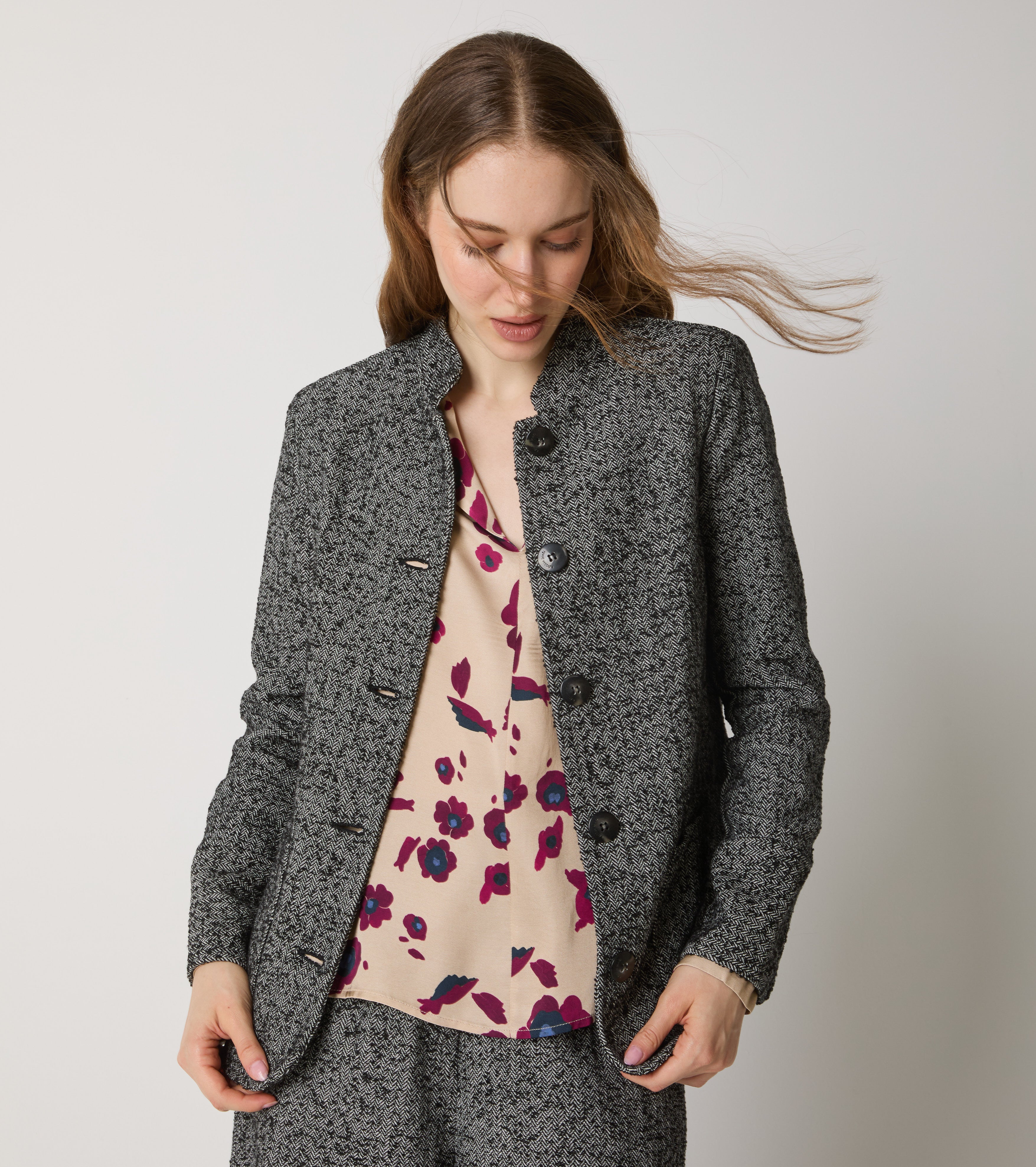 Chaqueta de algodón con botones y estampado de chevrones