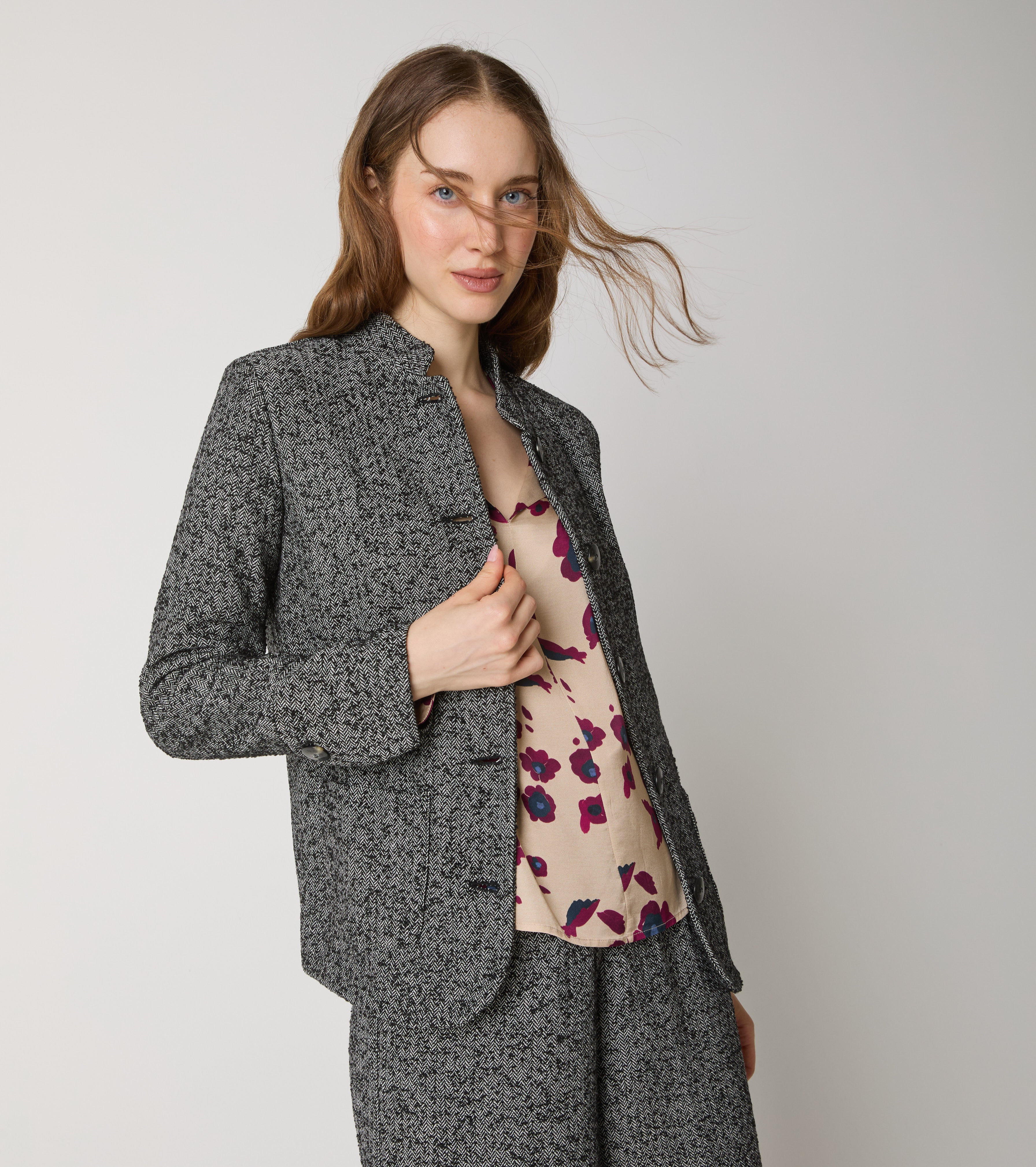 Chaqueta de algodón con botones y estampado de chevrones