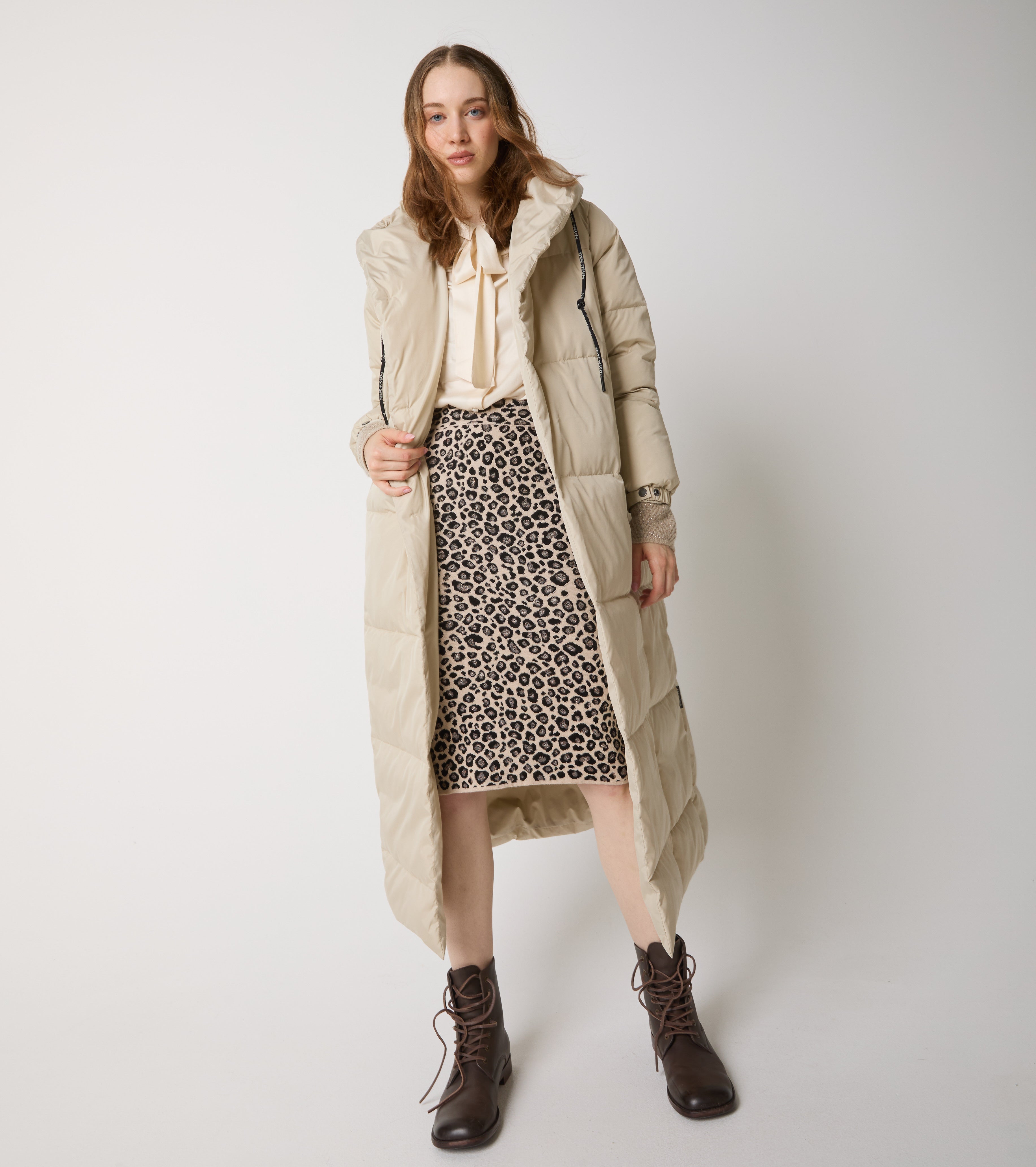 Lang nylon-dunjakke med hætte