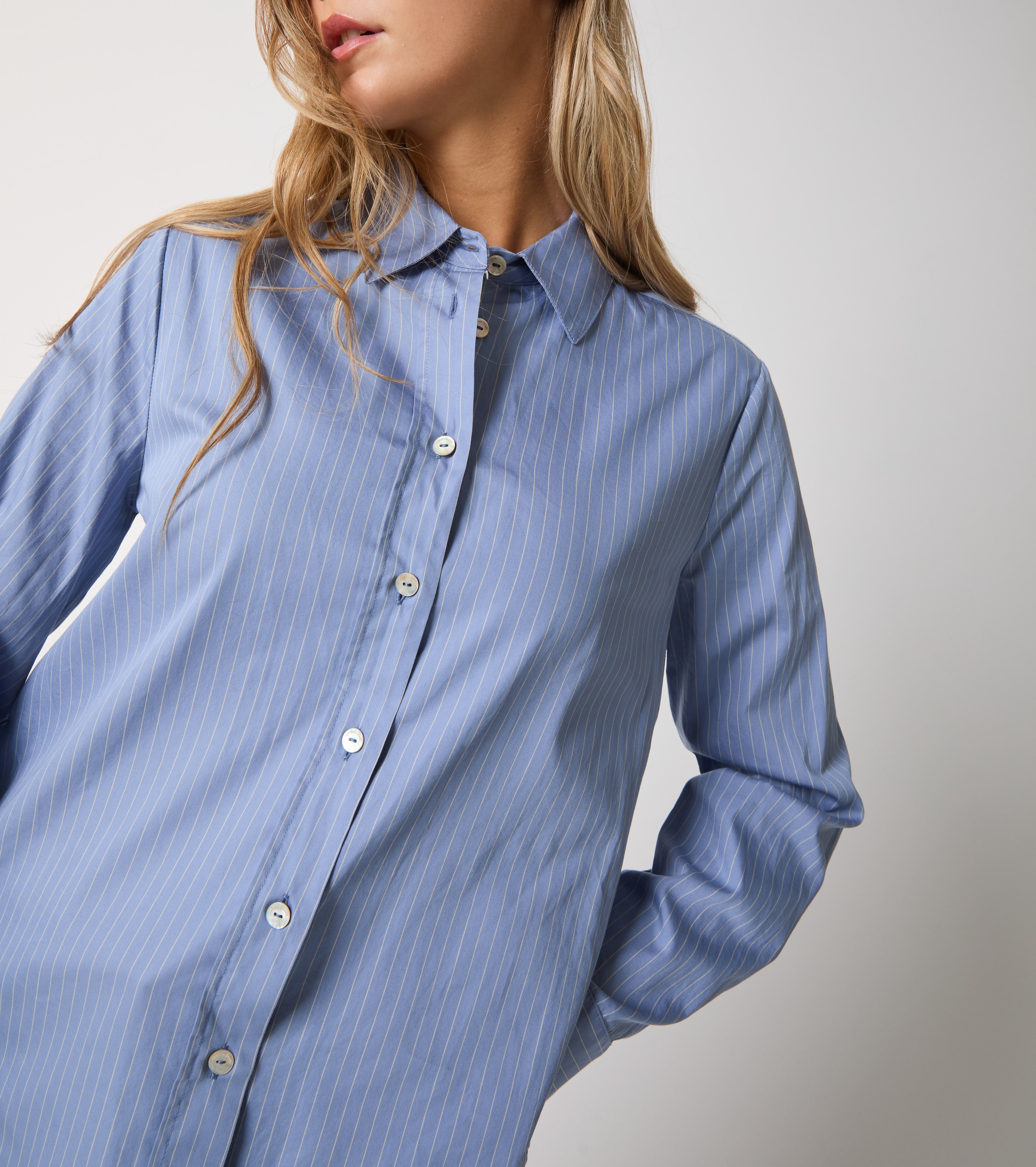 Camicia in cotone a righe con maniche lunghe